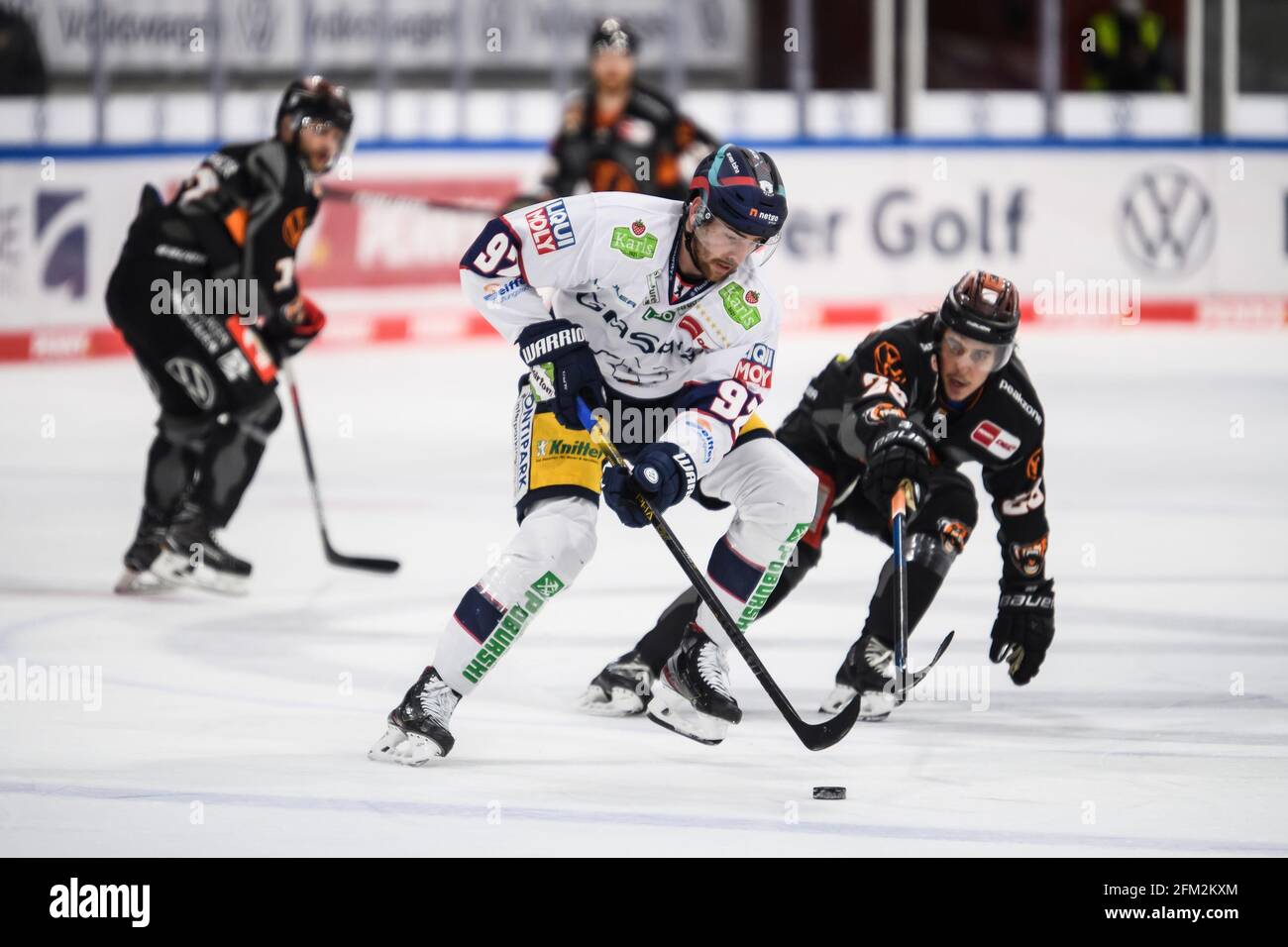 Wolfsburg, Allemagne. 05e mai 2021. Hockey sur glace: DEL, Grizzlies Wolfsburg - Eisbären Berlin, championnat, finale, 2ème jour de match à l'EIS Arena. Marcel Noebels de Berlin (l) joue contre le Velentin Busch de Wolfsburg. Credit: Swen Pförtner/dpa/Alay Live News Banque D'Images