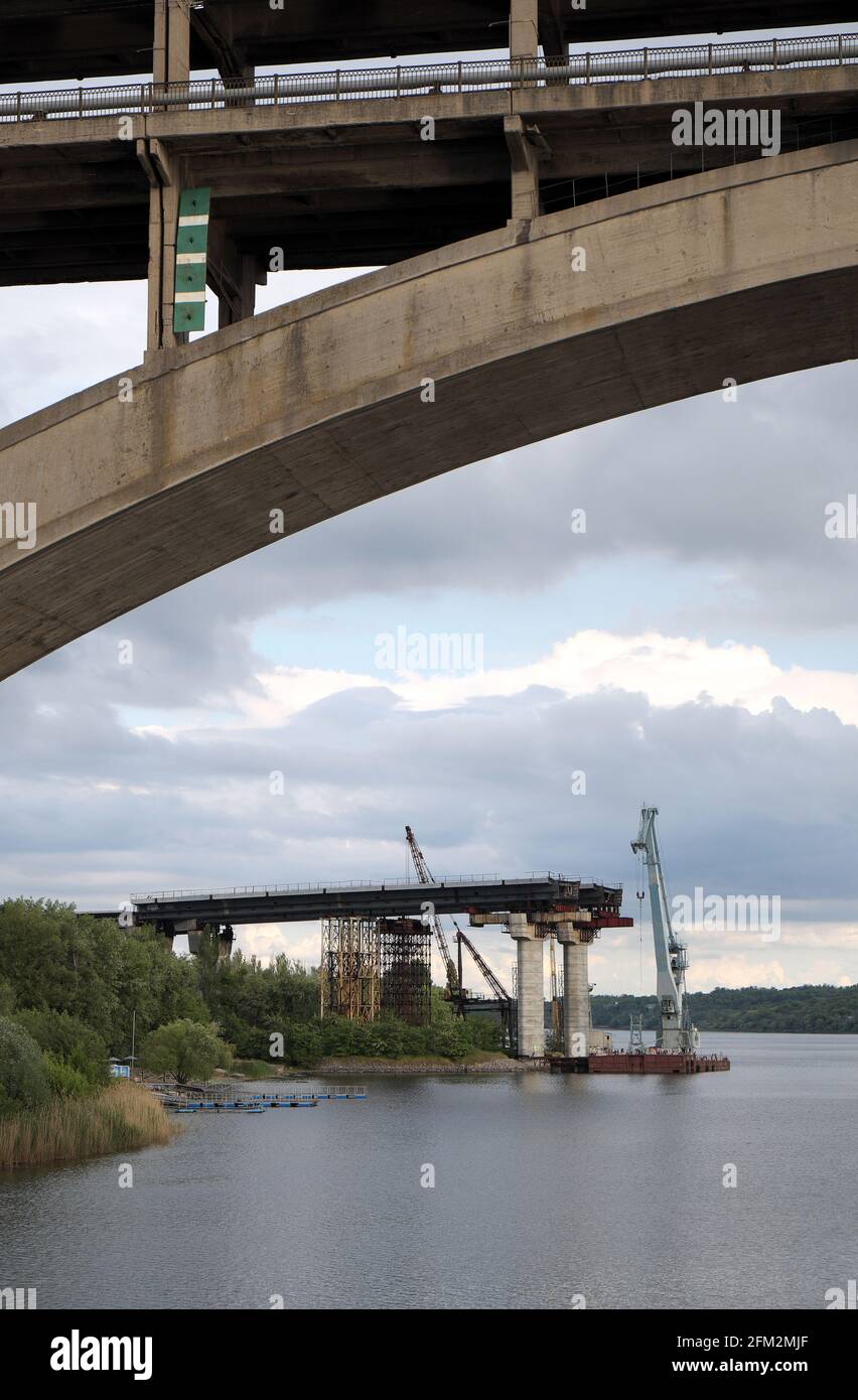 La construction d'un pont au-dessus du fleuve Dniepr temporairement interrompue à la suite de la guerre (19 ), en Ukraine. Banque D'Images