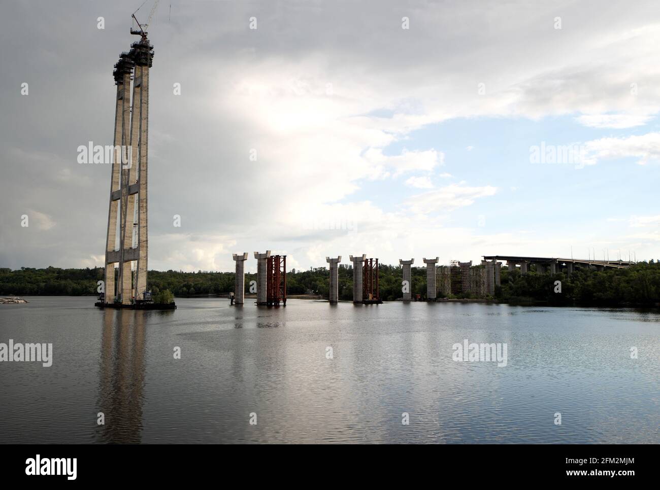 La construction d'un pont au-dessus du fleuve Dniepr temporairement interrompue à la suite de la guerre (19 ), en Ukraine. Banque D'Images