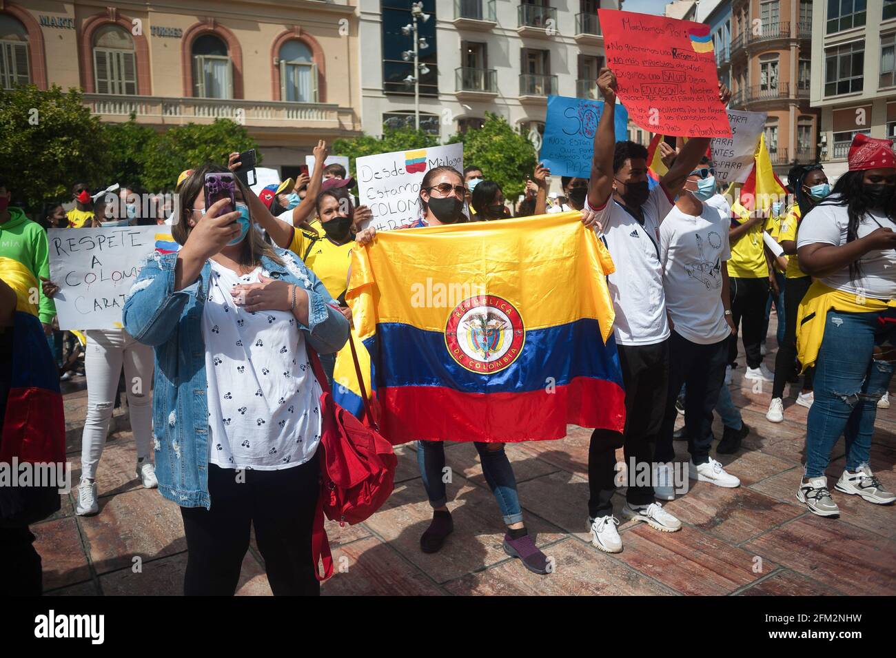 Malaga, Espagne. 05e mai 2021. Un manifestant portant un drapeau colombien lors d'une manifestation en faveur du peuple colombien et contre les réformes fiscales du président colombien Ivan Duque sur la place Plaza de la Constitucion. Les organisations internationales de défense des droits de l'homme ont dénoncé l'usage excessif de la force par l'armée colombienne contre des manifestants après des manifestations et des affrontements violents dans le pays. Au moins 19 personnes sont mortes lors de manifestations contre la politique économique du gouvernement. (Photo de Jesus Merida/SOPA Images/Sipa USA) Credit: SIPA USA/Alay Live News Banque D'Images