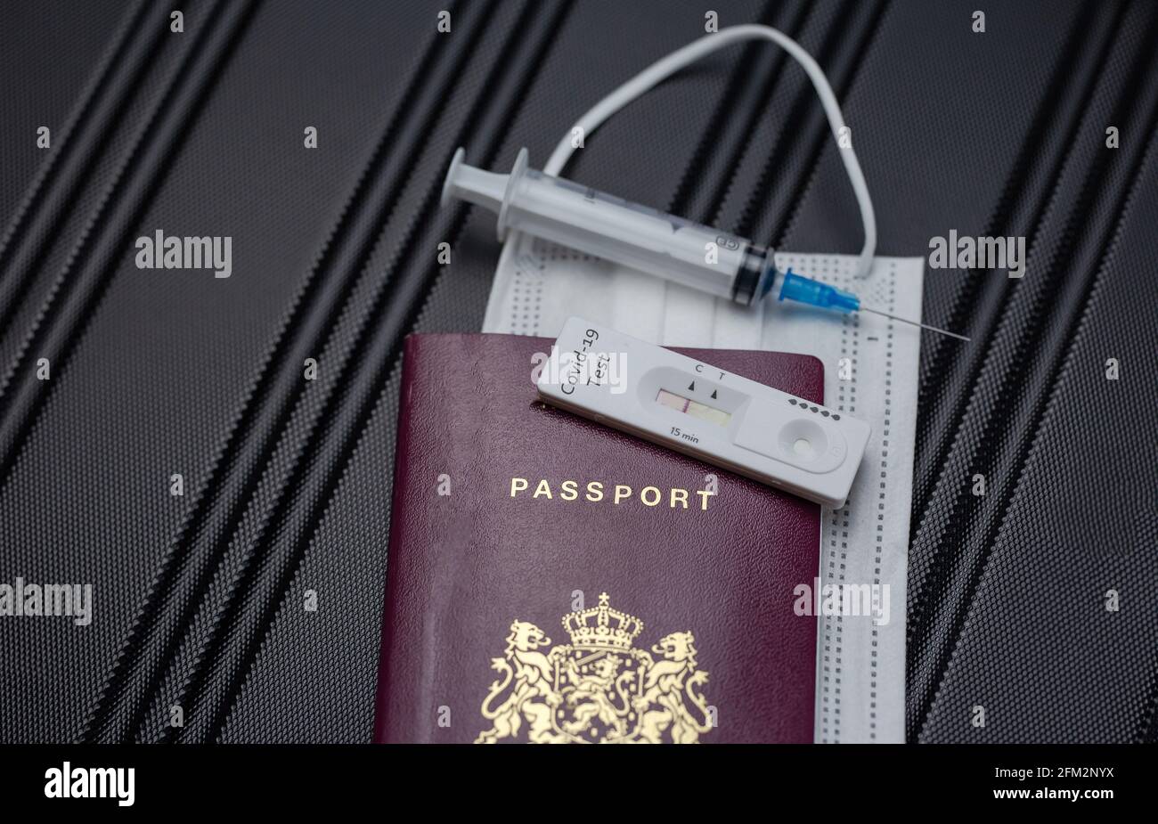 COVID-19, concept de voyage et de verrouillage, Passeport avec test rapide Covid-19 et seringue pour la vaccination du coronavirus. Vol requis en déplacement Banque D'Images COVID-19, concept de voyage et de verrouillage, Passeport avec test rapide Covid-19 et seringue pour la vaccination du coronavirus. Vol requis en déplacement Banque D'Images