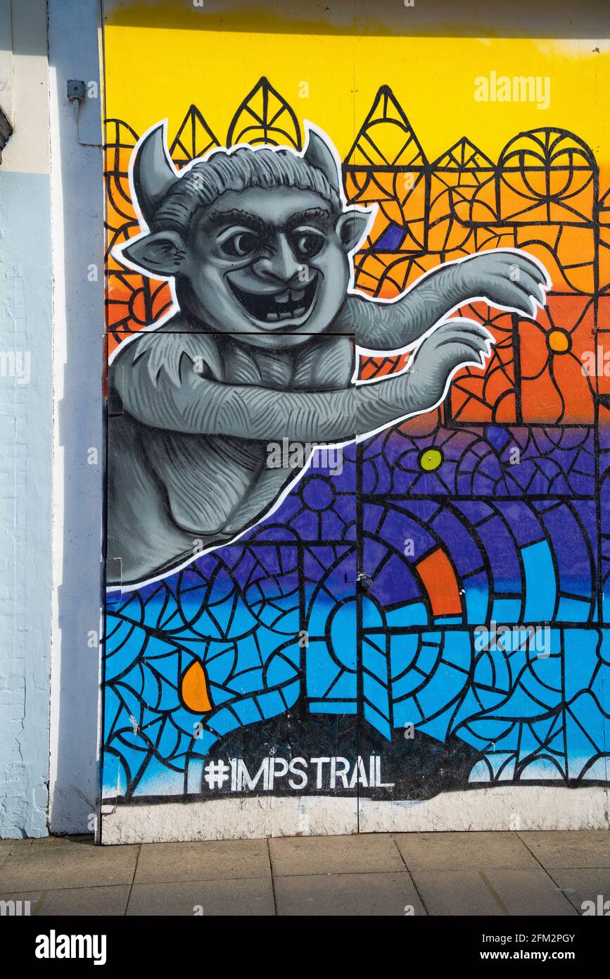 Légende de l'Imp Lincoln, cathédrale de Lincoln, emplacements dans le Lincolnshire, ancienne légende, diable a envoyé ses imp, vieux magasin, graffiti colorés. Banque D'Images