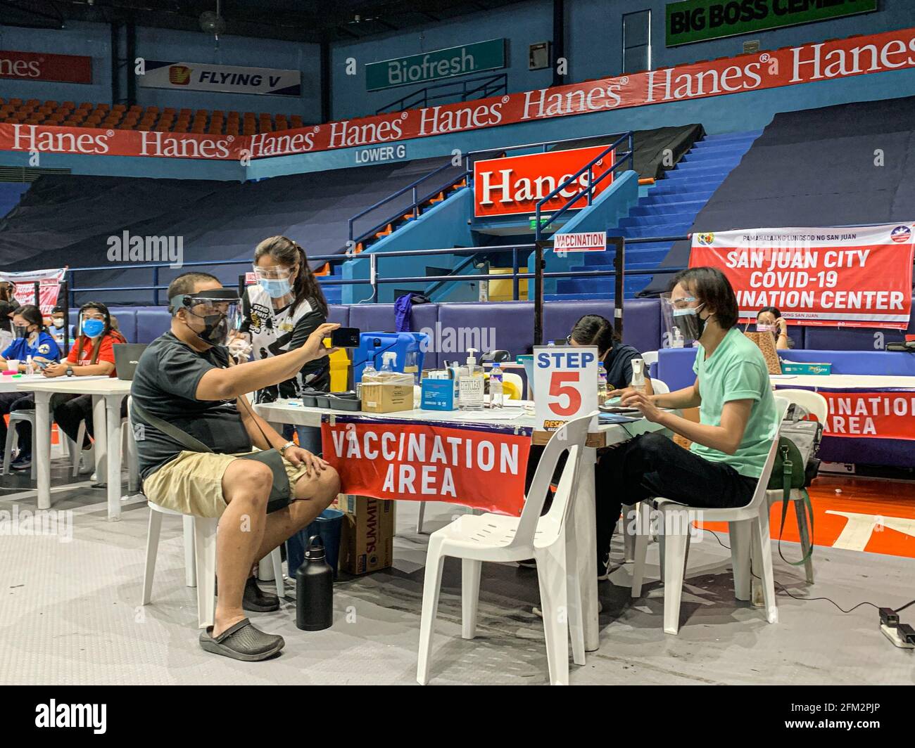 Deuxième dose du vaccin COVID-19 pour la catégorie A3 (personne âgée et personne atteinte de comorbidité) ici au stade Filoil Flying V, à San Juan City. Les Philippines ont atteint le million de cas de covid en avril 26, alors que seulement 0.99 pour cent environ de la population du pays, estimée à 110 millions, ont reçu au moins une injection du vaccin et seulement 0.15 pour cent ont reçu deux doses. Philippines. Banque D'Images