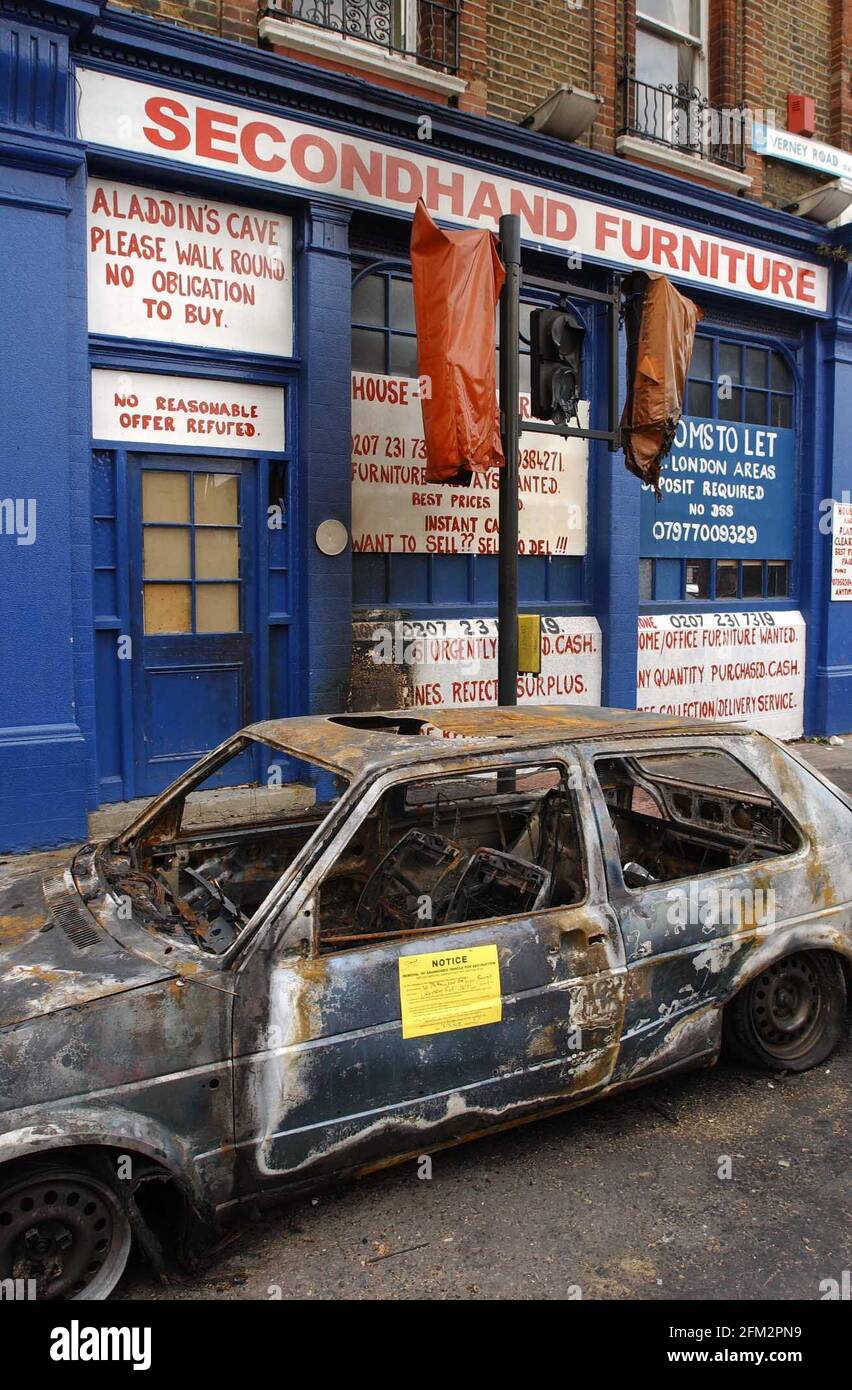 L'épave de la voiture est dans l'invacité immédiate de Millwall F.C après La violence qui a éclaté la nuit dernière.3 mai 2002 photo Andy Le paradis Banque D'Images