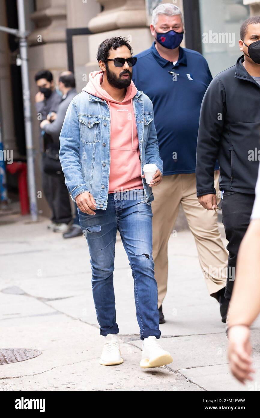 New York, NY, États-Unis. 4 mai 2021. Kunal Nayyar est sur le point de tirer DES SOUPÇONS sur le site, Washington Square Park, New York, NY 4 mai 2021. Crédit : RCF/Collection Everett/Alamy Live News Banque D'Images