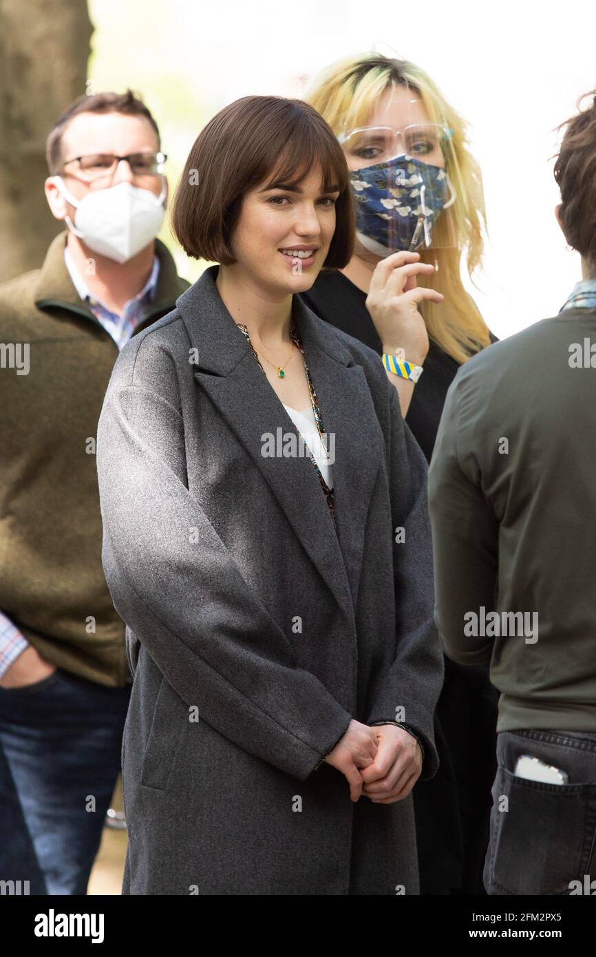 New York, NY, États-Unis. 4 mai 2021. Elizabeth Frances Henstridge et sur le point de tirer SUR LE site, Washington Square Park, New York, NY 4 mai 2021. Crédit : RCF/Collection Everett/Alamy Live News Banque D'Images