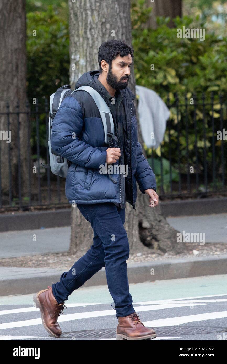 New York, NY, États-Unis. 4 mai 2021. Kunal Nayyar est sur le point de tirer DES SOUPÇONS sur le site, Washington Square Park, New York, NY 4 mai 2021. Crédit : RCF/Collection Everett/Alamy Live News Banque D'Images