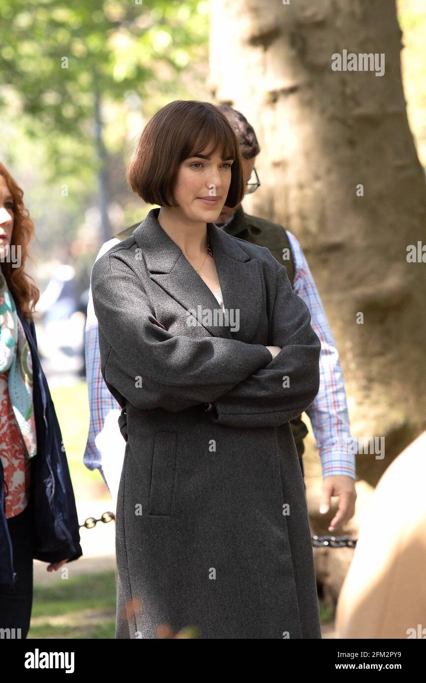 New York, NY, États-Unis. 4 mai 2021. Elizabeth Frances Henstridge et sur le point de tirer SUR LE site, Washington Square Park, New York, NY 4 mai 2021. Crédit : RCF/Collection Everett/Alamy Live News Banque D'Images