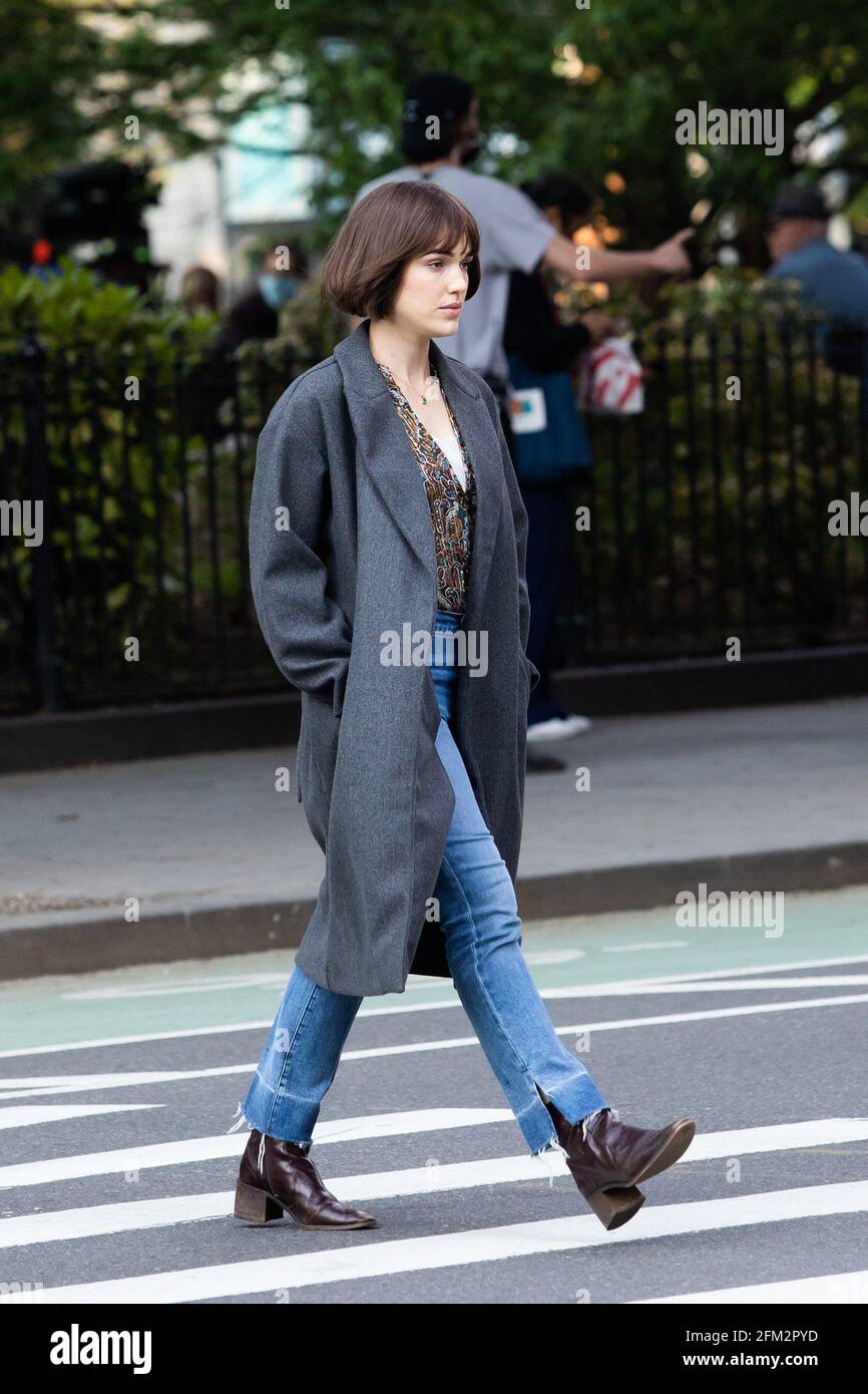 New York, NY, États-Unis. 4 mai 2021. Elizabeth Frances Henstridge et sur le point de tirer SUR LE site, Washington Square Park, New York, NY 4 mai 2021. Crédit : RCF/Collection Everett/Alamy Live News Banque D'Images
