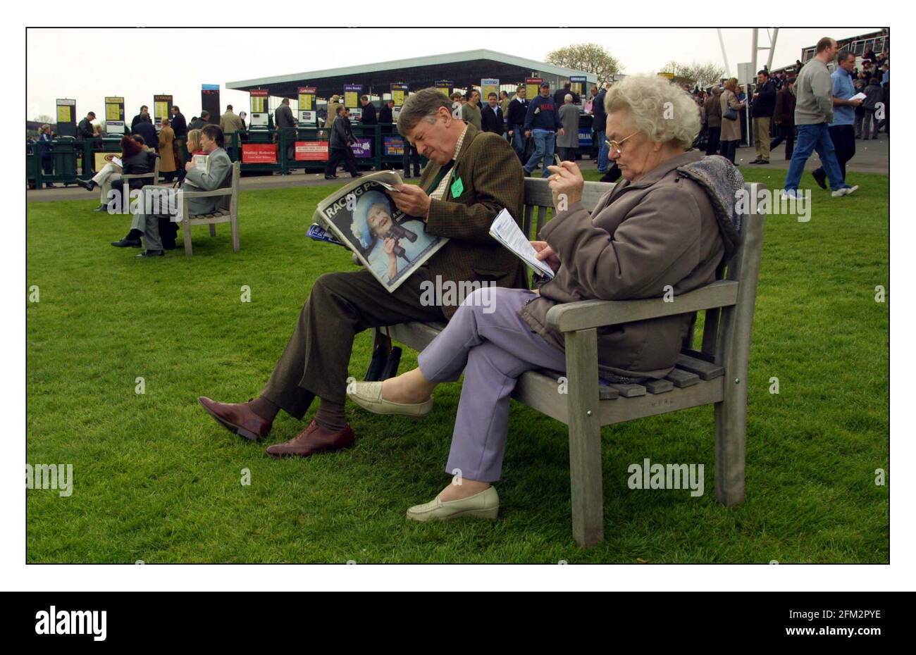 Course au Kempton Park... UN silence de minute a été observé avant le première course aujourd'hui à l'égard de la mort de la Queen Mother.pic David Sandison 1/4/2002 Banque D'Images