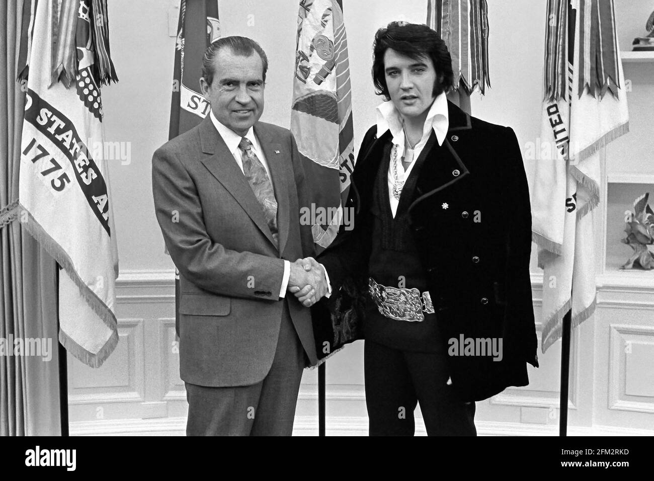 Le président Nixon serrant la main d'artiste Elvis Presley dans le bureau ovale de la Maison Blanche le 21 décembre 1970. (Photo par Oliver F. Atkins) Banque D'Images