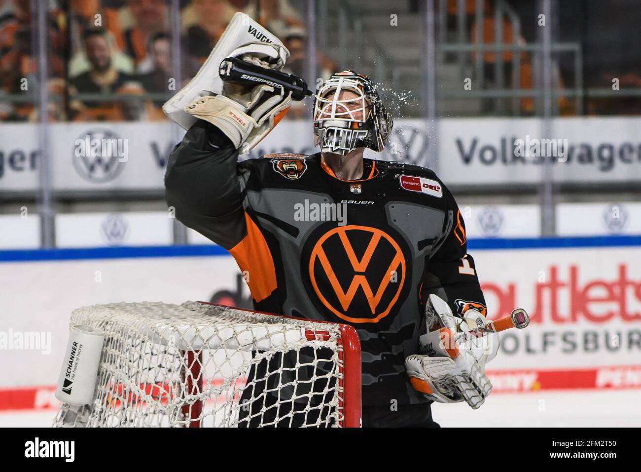 Wolfsburg, Allemagne. 05e mai 2021. Hockey sur glace: DEL, Grizzlys Wolfsburg - Eisbären Berlin, championnat, finale, 2ème jour de match à l'EIS Arena. Le gardien de but de Wolfsburg Dustin Strahlmeier verse de l'eau sur son visage. Credit: Swen Pförtner/dpa/Alay Live News Banque D'Images