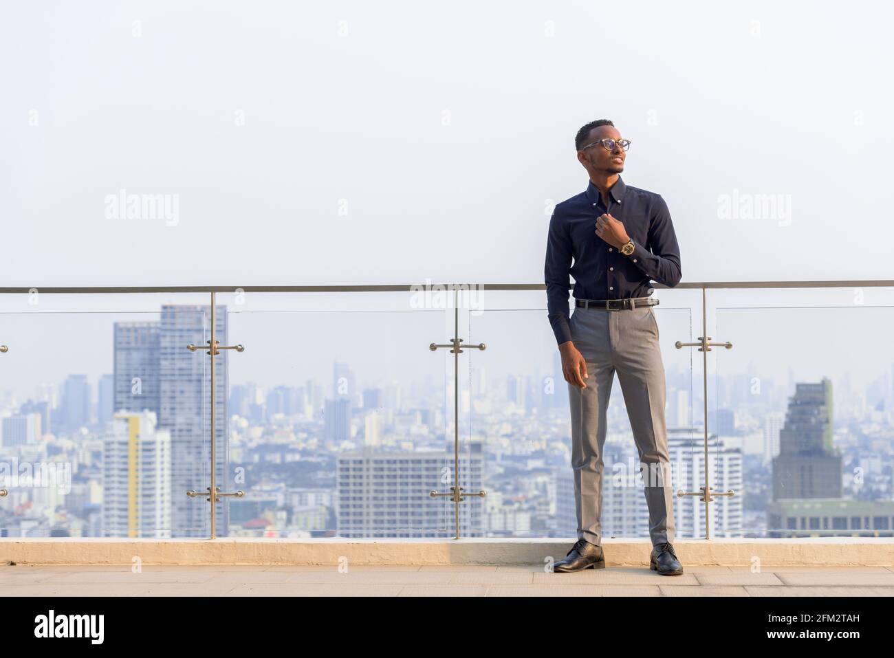 Portrait d'un homme d'affaires africain à l'extérieur sur le toit à Bangkok, en Thaïlande Banque D'Images