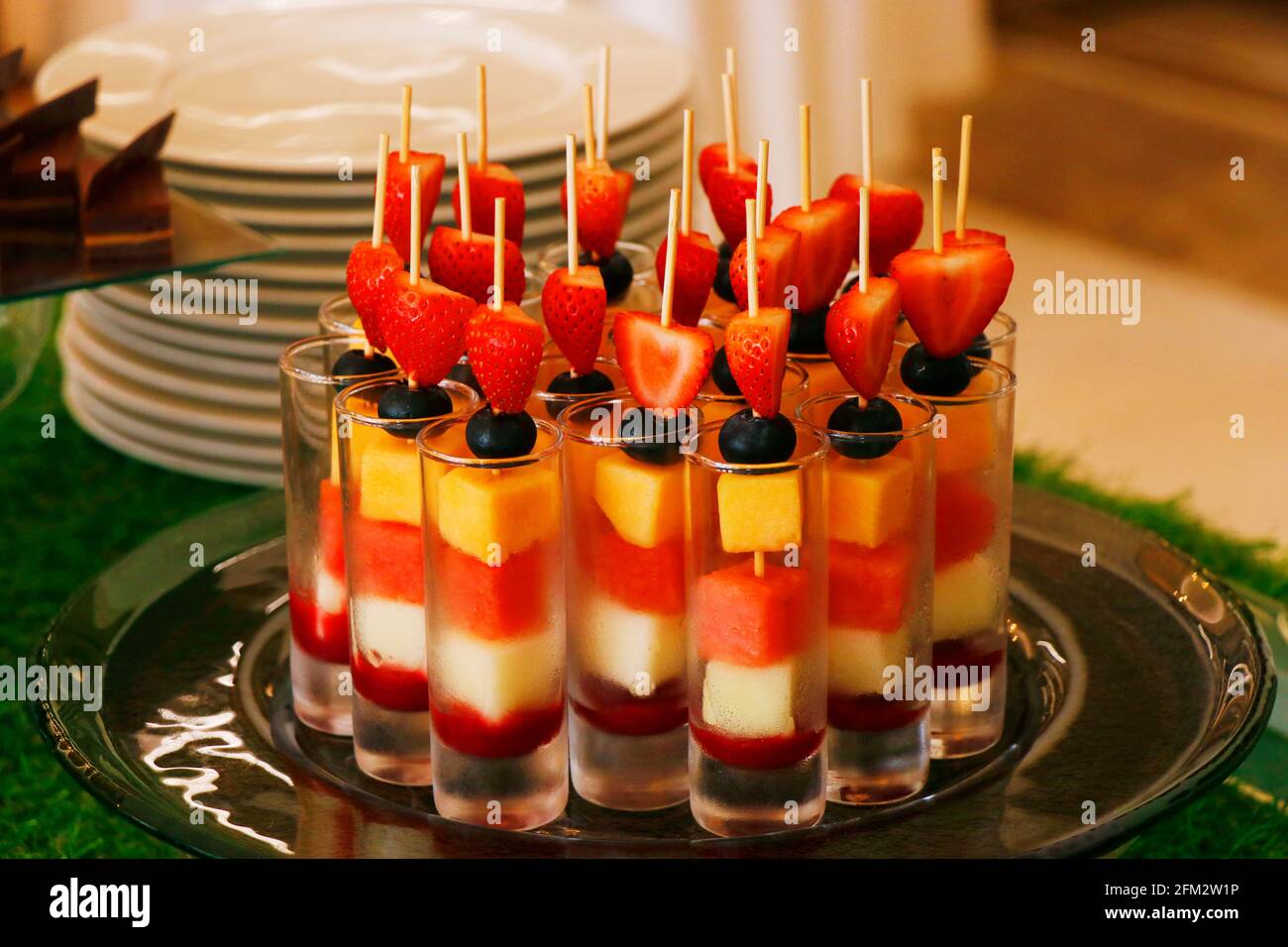assortiment de fruits frais sur une brochette dans un verre Banque D'Images