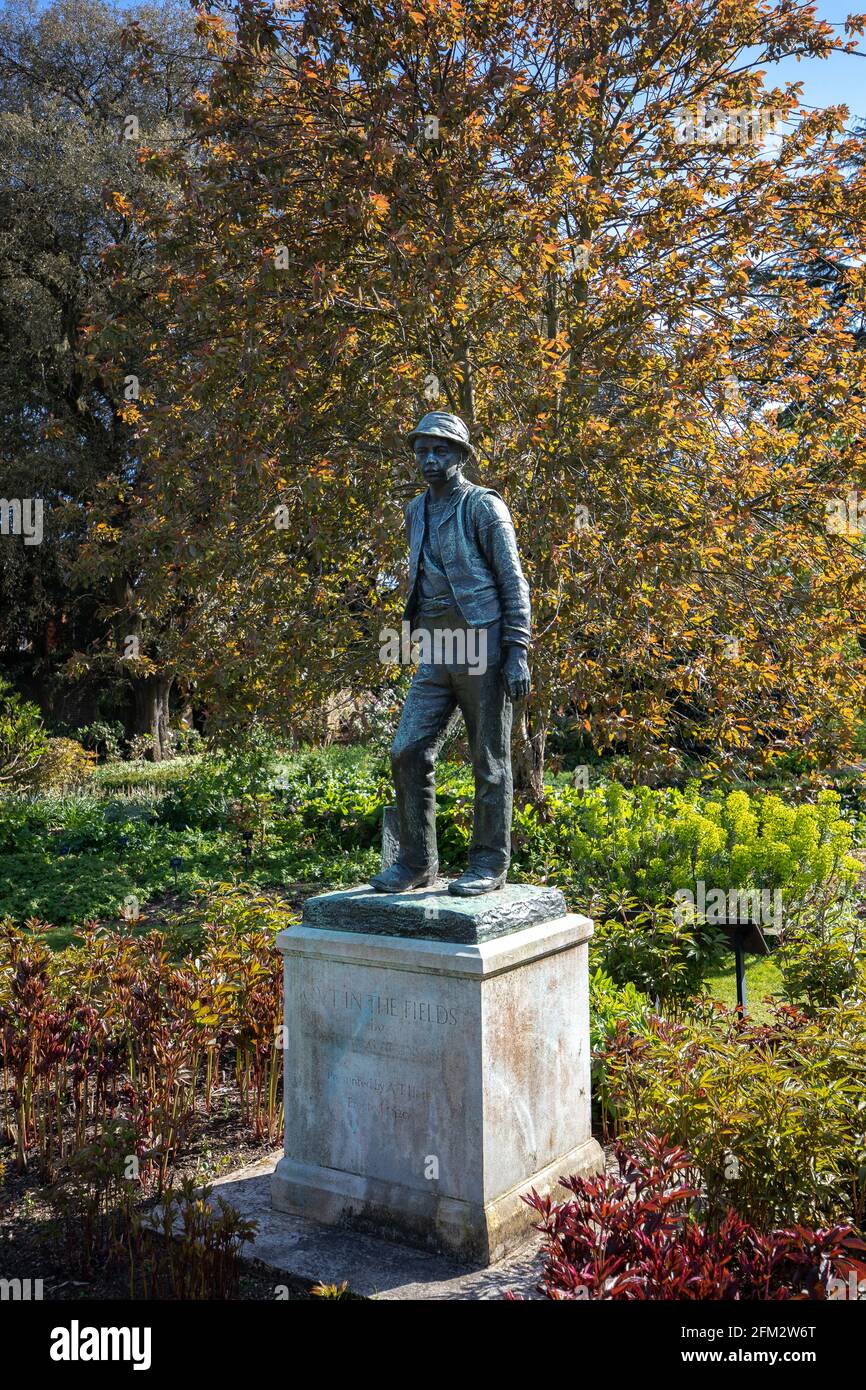 Sortez dans la statue des champs dans les jardins botaniques royaux de Kew, Banque D'Images