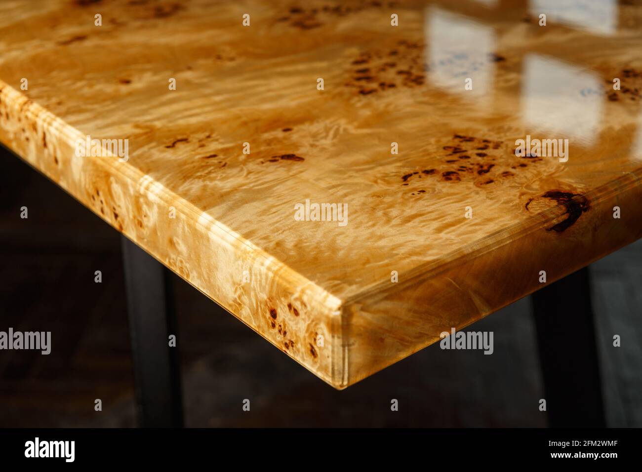 Plan de table pour une table en bois de peuplier et résine époxy  transparente. La résine est vernie et polie, le bois est saturé d'huile de  tung Photo Stock - Alamy