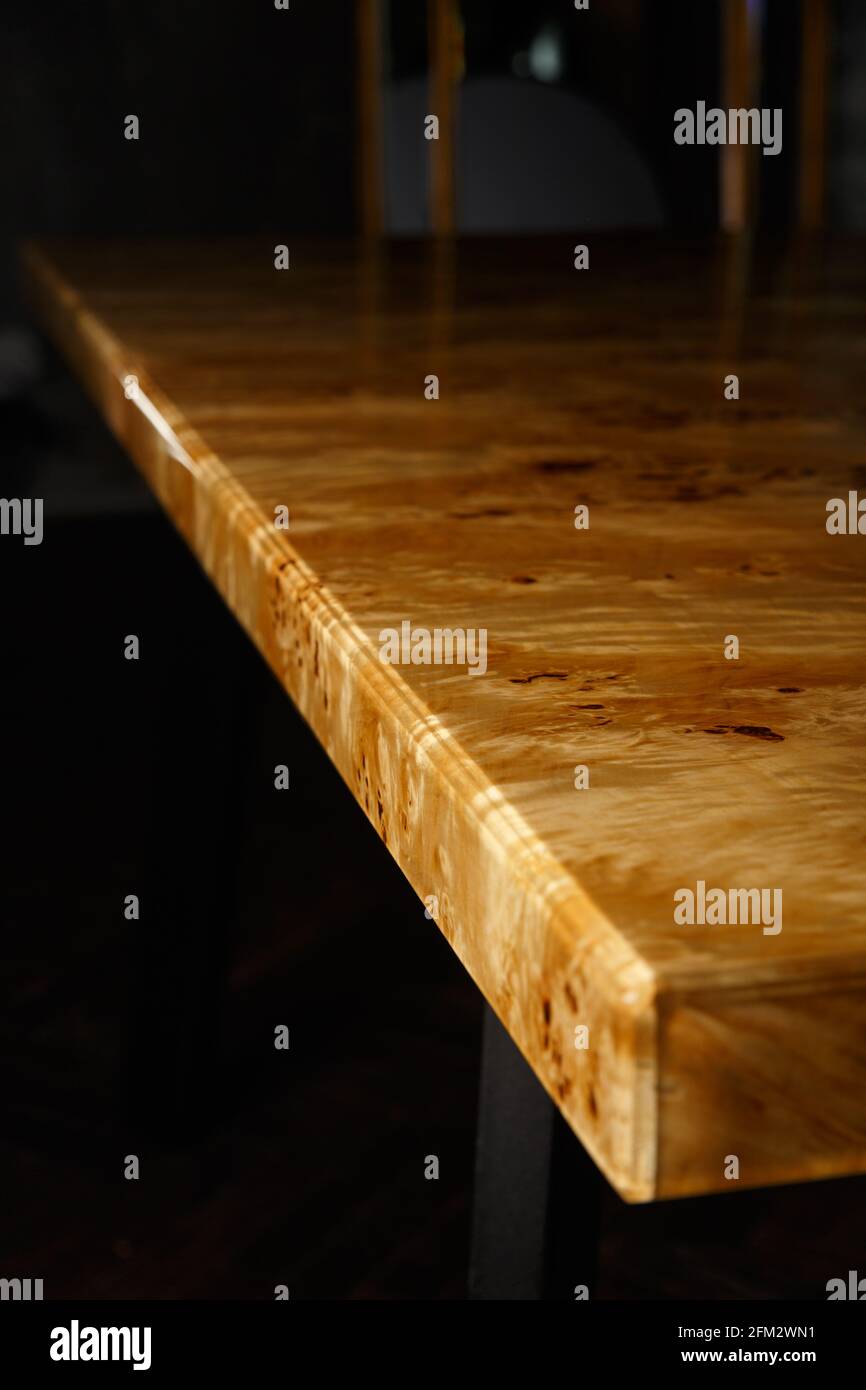 Plan de table pour une table en bois de peuplier et résine époxy transparente. La résine est vernie et polie, le bois est saturé d'huile de tung. Banque D'Images