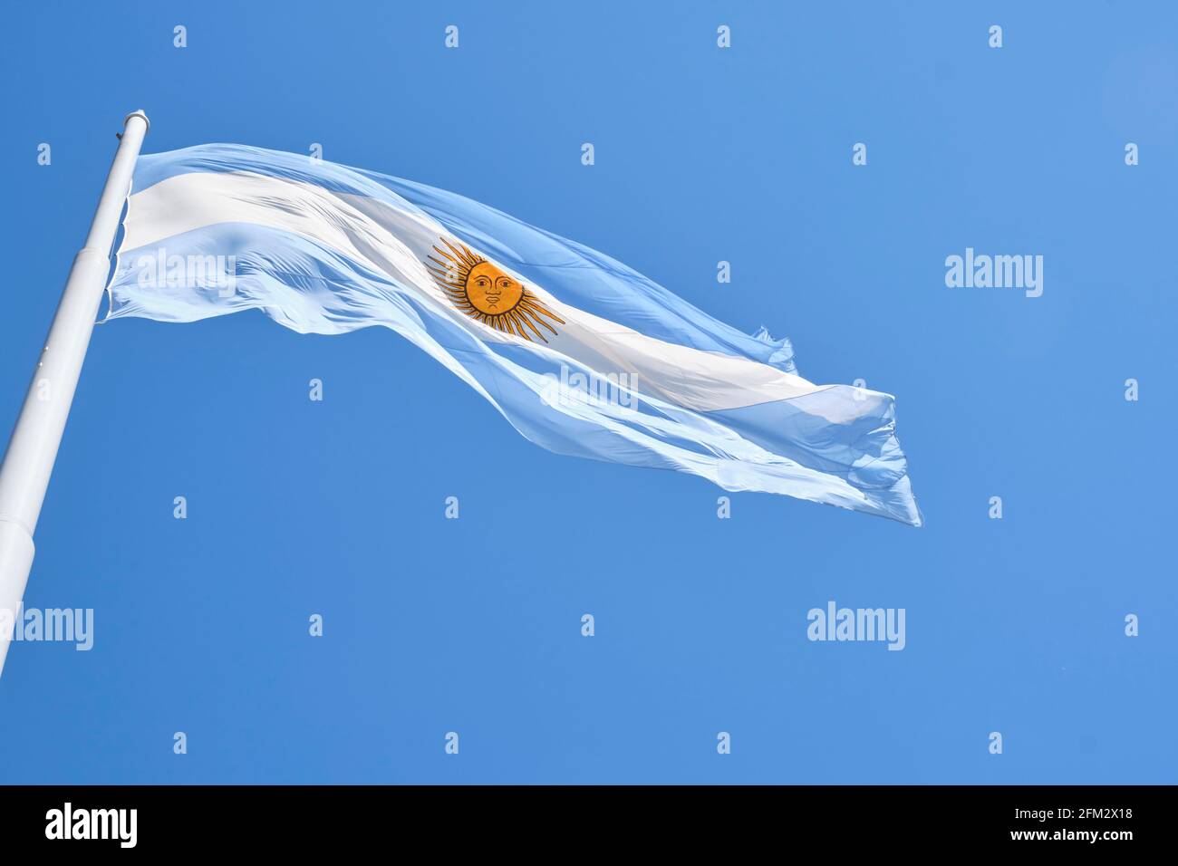 Drapeau argentin volant sur un mât contre un ciel bleu un jour ensoleillé. Symbole patriotique de l'Argentine Banque D'Images