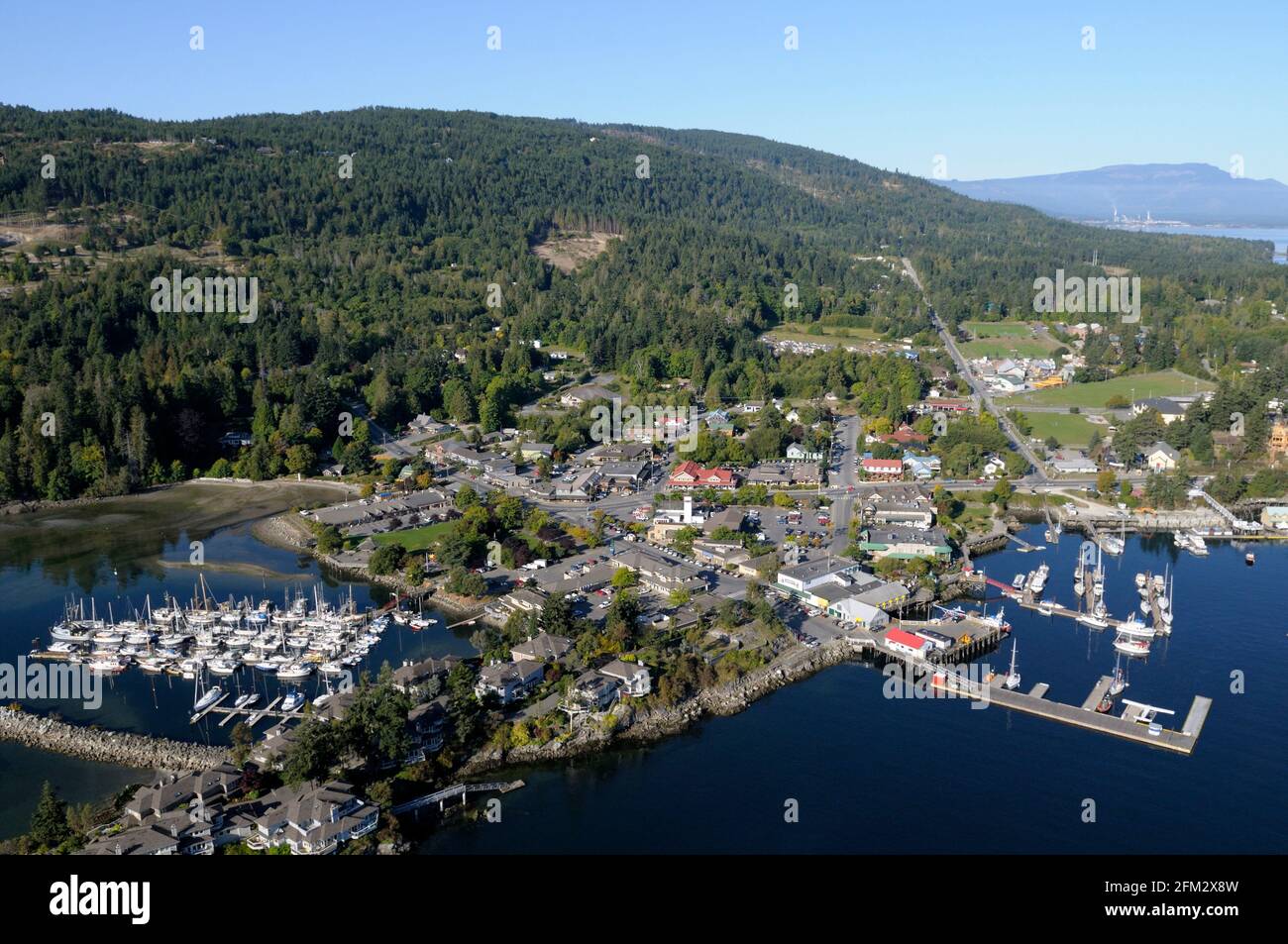 Photo aérienne de la ville de Ganges avec les quais du gouvernement, Salt Spring Island, Colombie-Britannique, Canada Banque D'Images
