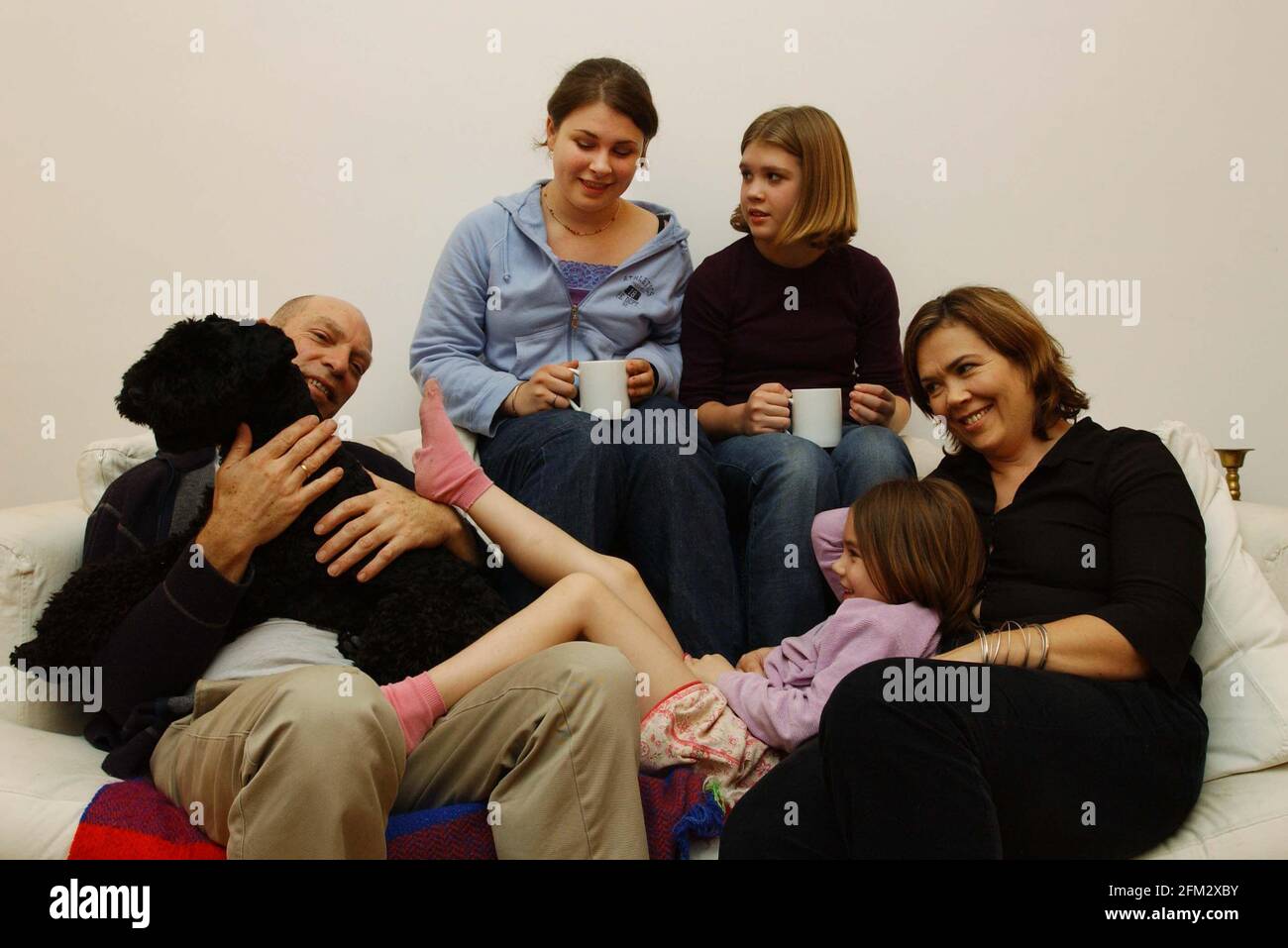 POUR MATT SUR L'ÉTUDE SUNDAYCASE : « CE QUE LES GENS FONT LE SAMEDI SOIR... » MAMAN SALLY LONG, DAD STEVE HUDSON AVEC LES ENFANTS BEATRICE 16, OLIVIA 12 ET KITTY 5. 25 OCTOBRE 2001 PHOTO ANDY PARADISE Banque D'Images