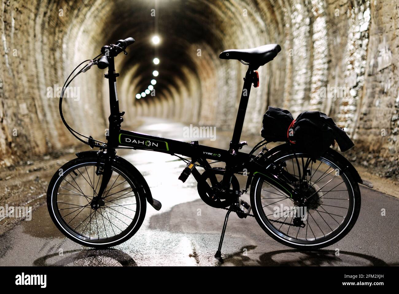 Un vélo pliant Dahon Vybe D7 dans un tunnel sur la piste cyclable du Ravel  L45 dans la région des Ardennes en Belgique. Le réseau Ravel est composé de  plus de 1,350