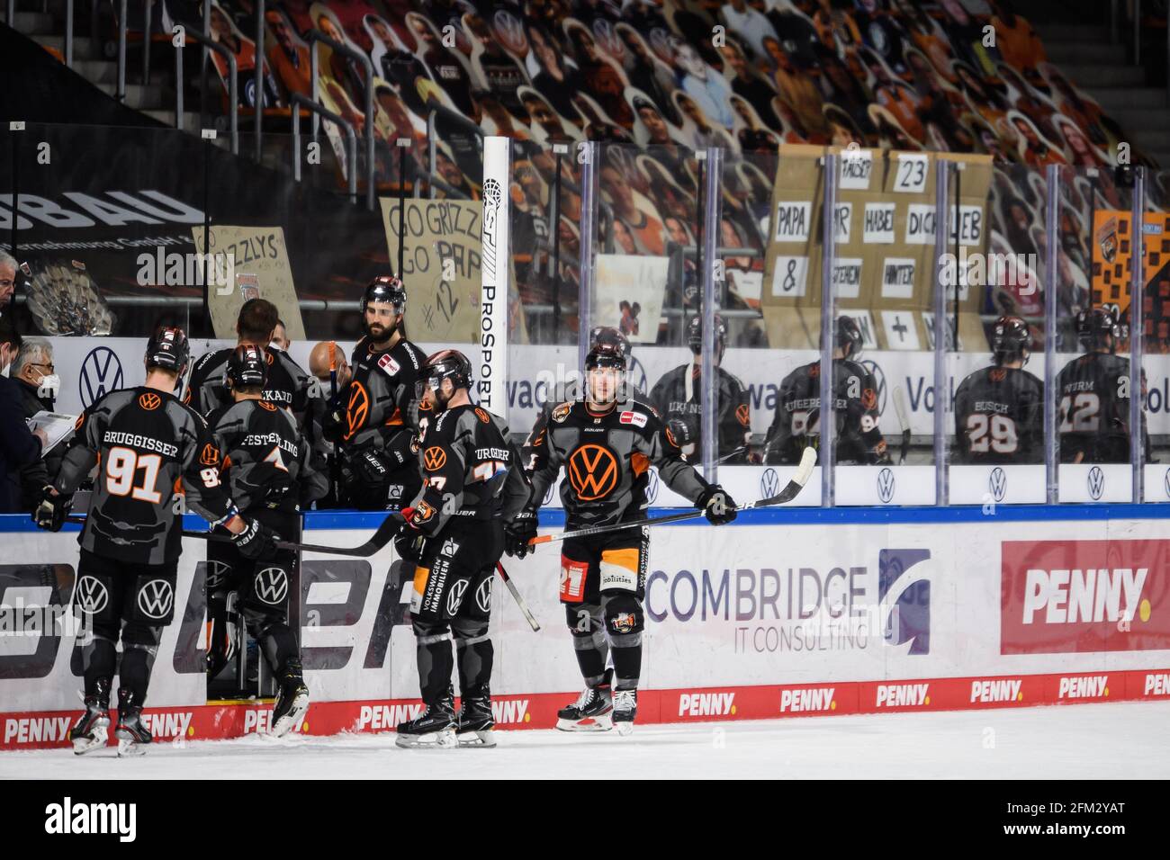 Wolfsburg, Allemagne. 05e mai 2021. Hockey sur glace: DEL, Grizzlies Wolfsburg - Eisbären Berlin, championnat, finale, match 2 à l'EIS Arena. Les joueurs de Wolfsburg quittent la glace après la fin du match. Credit: Swen Pförtner/dpa/Alay Live News Banque D'Images