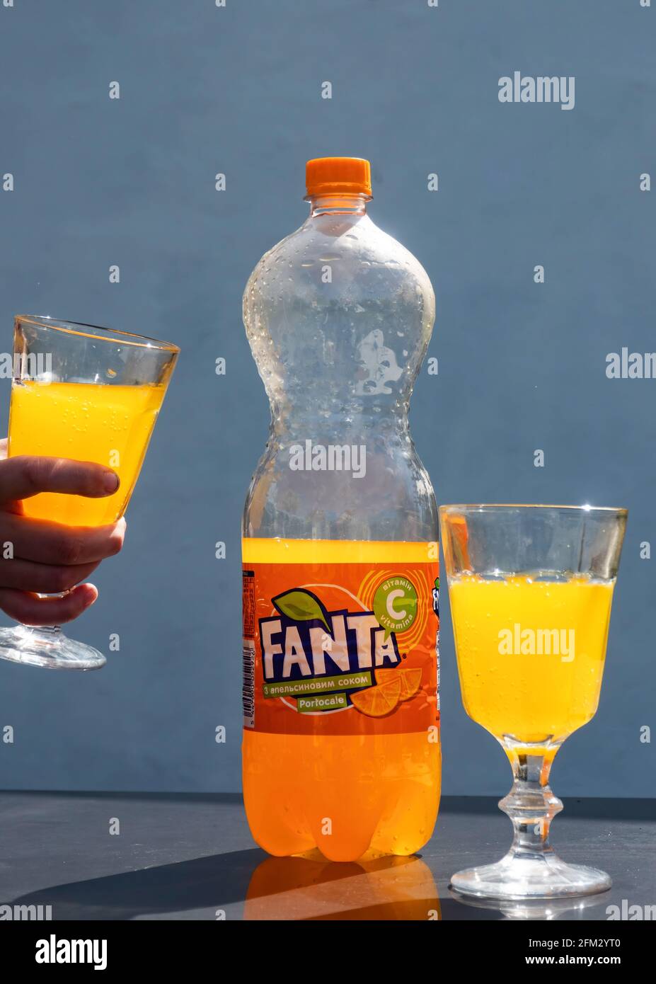 Ukraine. 05e mai 2021. Dans cette illustration, une bouteille de Fanta de 1.5 l et un verre vus sont affichés sur un fond gris. Crédit : SOPA Images Limited/Alamy Live News Banque D'Images