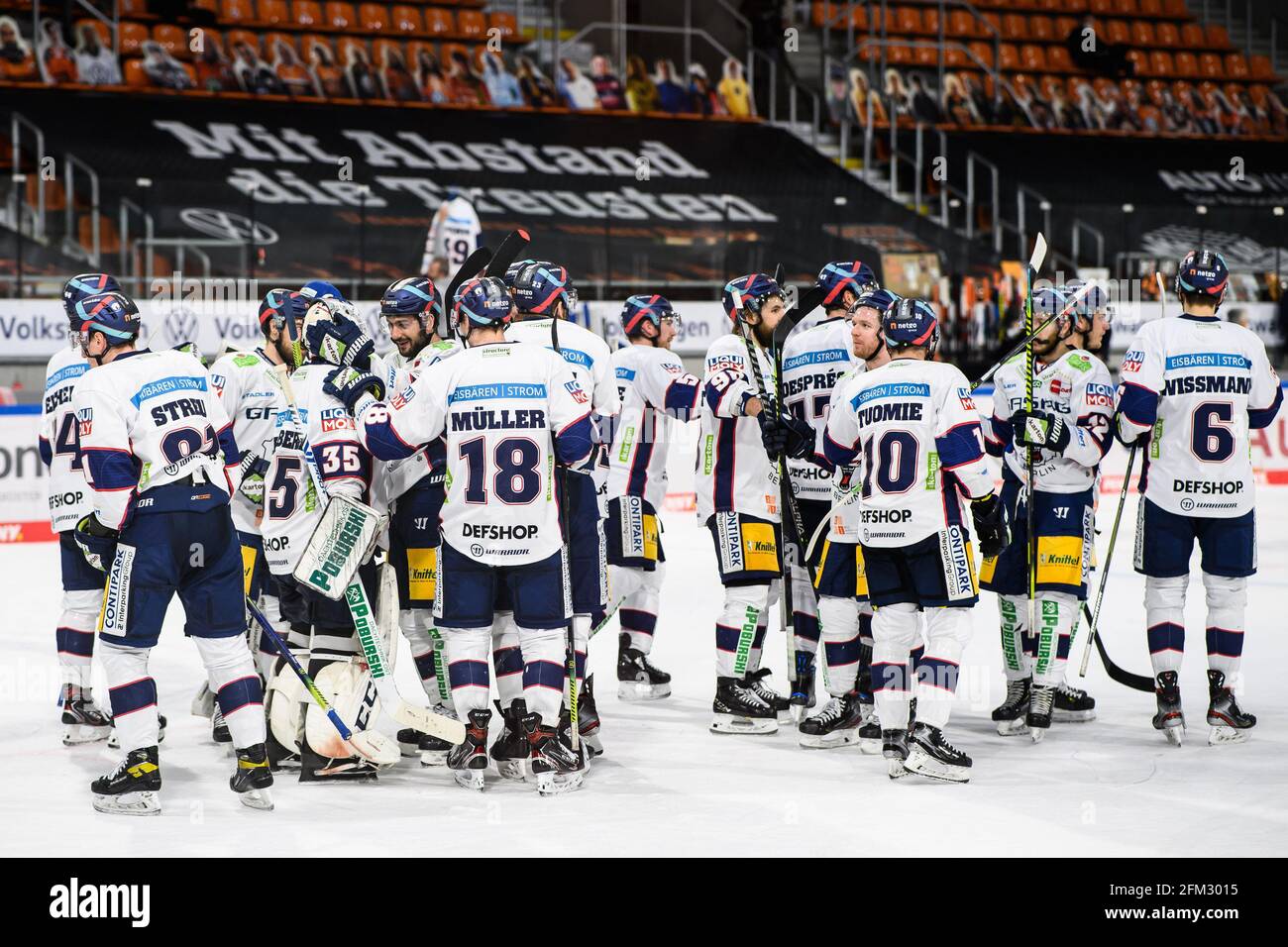 Wolfsburg, Allemagne. 05e mai 2021. Hockey sur glace: DEL, Grizzlies Wolfsburg - Eisbären Berlin, championnat, finale, match 2 à l'EIS Arena. Les joueurs de Berlin se tiennent sur la glace après le match et applaudissent. Credit: Swen Pförtner/dpa/Alay Live News Banque D'Images