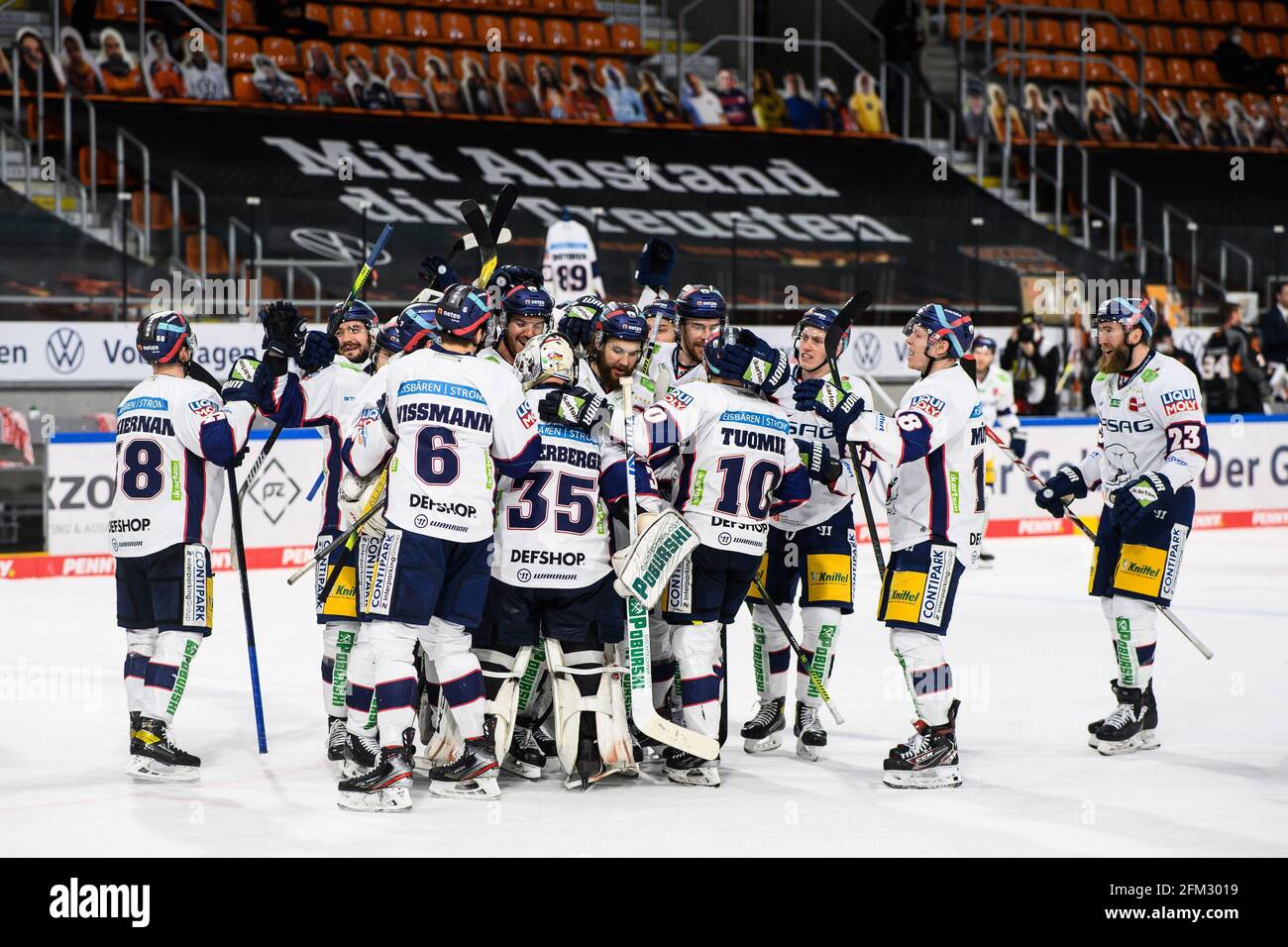 Wolfsburg, Allemagne. 05e mai 2021. Hockey sur glace: DEL, Grizzlies Wolfsburg - Eisbären Berlin, championnat, finale, match 2 à l'EIS Arena. Les joueurs de Berlin se tiennent sur la glace après le match et applaudissent. Credit: Swen Pförtner/dpa/Alay Live News Banque D'Images