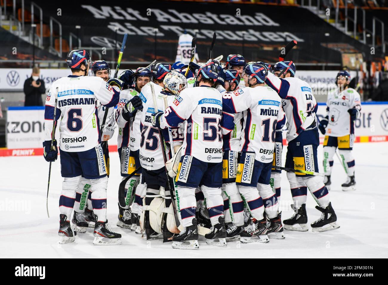 Wolfsburg, Allemagne. 05e mai 2021. Hockey sur glace: DEL, Grizzlies Wolfsburg - Eisbären Berlin, championnat, finale, match 2 à l'EIS Arena. Les joueurs de Berlin se tiennent sur la glace après le match et applaudissent. Credit: Swen Pförtner/dpa/Alay Live News Banque D'Images