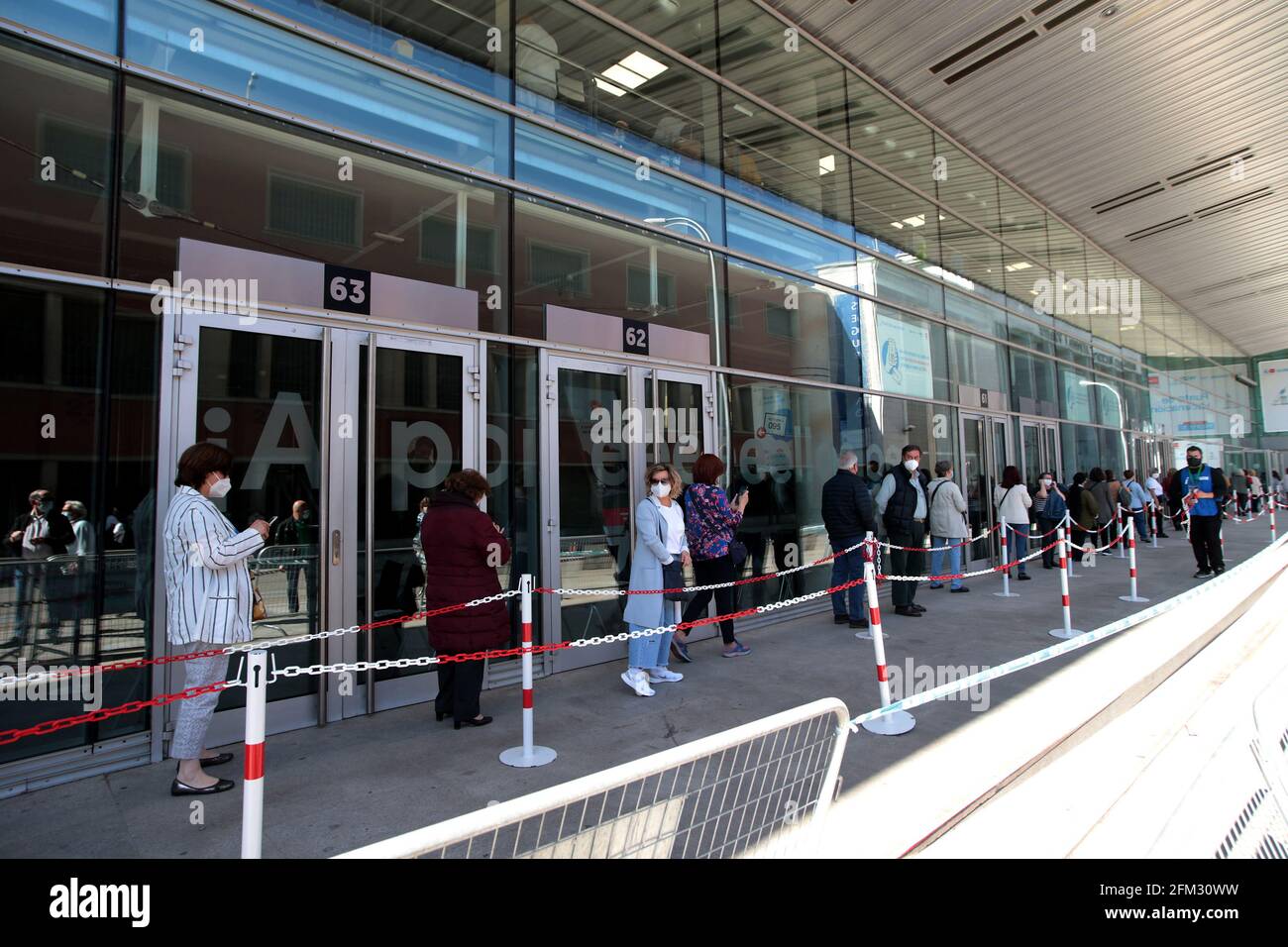 Madrid, Espagne; 05.05.2021.- Row pour se faire vacciner.les jours passent à Madrid avec la 'normalité' du Covid dans les derniers jours de l'état d'alarme qui se termine à minuit le samedi 8 mai. Décrété en octobre pour contrôler le déclin de la pandémie. Avec elle, la plupart des fermetures de périmètre et des couvre-feux, c'est ainsi que le gouvernement a décidé pour toute l'Espagne, compte tenu de l'augmentation de la vaccination. À partir de ce moment, chaque Communauté autonome prendra les mesures nécessaires en fonction de ses besoins. Photo: Juan Carlos Rojas/Picture Alliance | utilisation dans le monde entier Banque D'Images