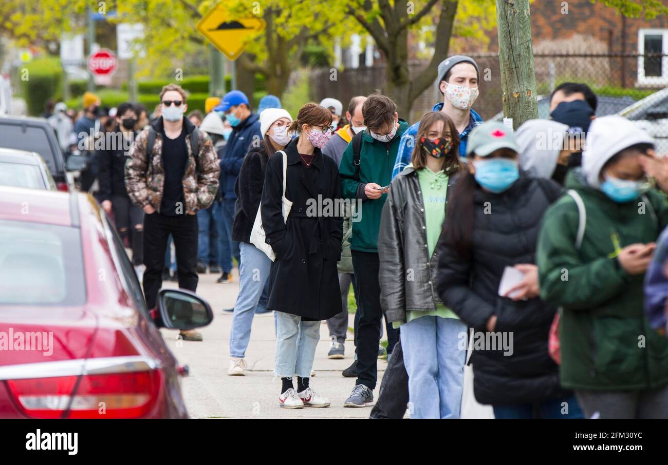 Toronto, Canada. 5 mai 2021. Les personnes portant un masque facial s'alignent pour entrer dans une clinique de vaccination COVID-19 à Toronto, Ontario, Canada, le 5 mai 2021. L'Ontario, la province la plus peuplée du Canada, a signalé 2,941 nouveaux cas de COVID-19 mercredi matin, portant le total cumulatif du pays à 1,252,891 cas, selon CTV. Credit: Zou Zheng/Xinhua/Alamy Live News Banque D'Images