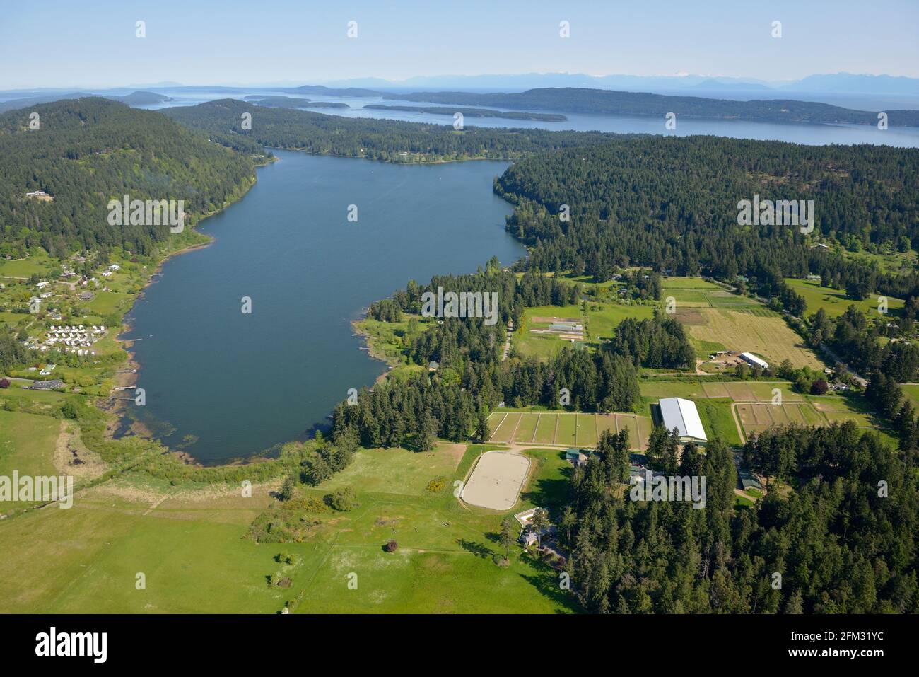 Lac Saint Mary's avec le chenal Trincomali et les îles Gulf en arrière-plan, Salt Spring Island, Colombie-Britannique, Canada Banque D'Images