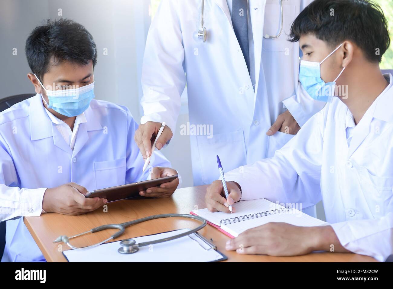 Groupe de médecins discutant du travail au bureau Banque D'Images