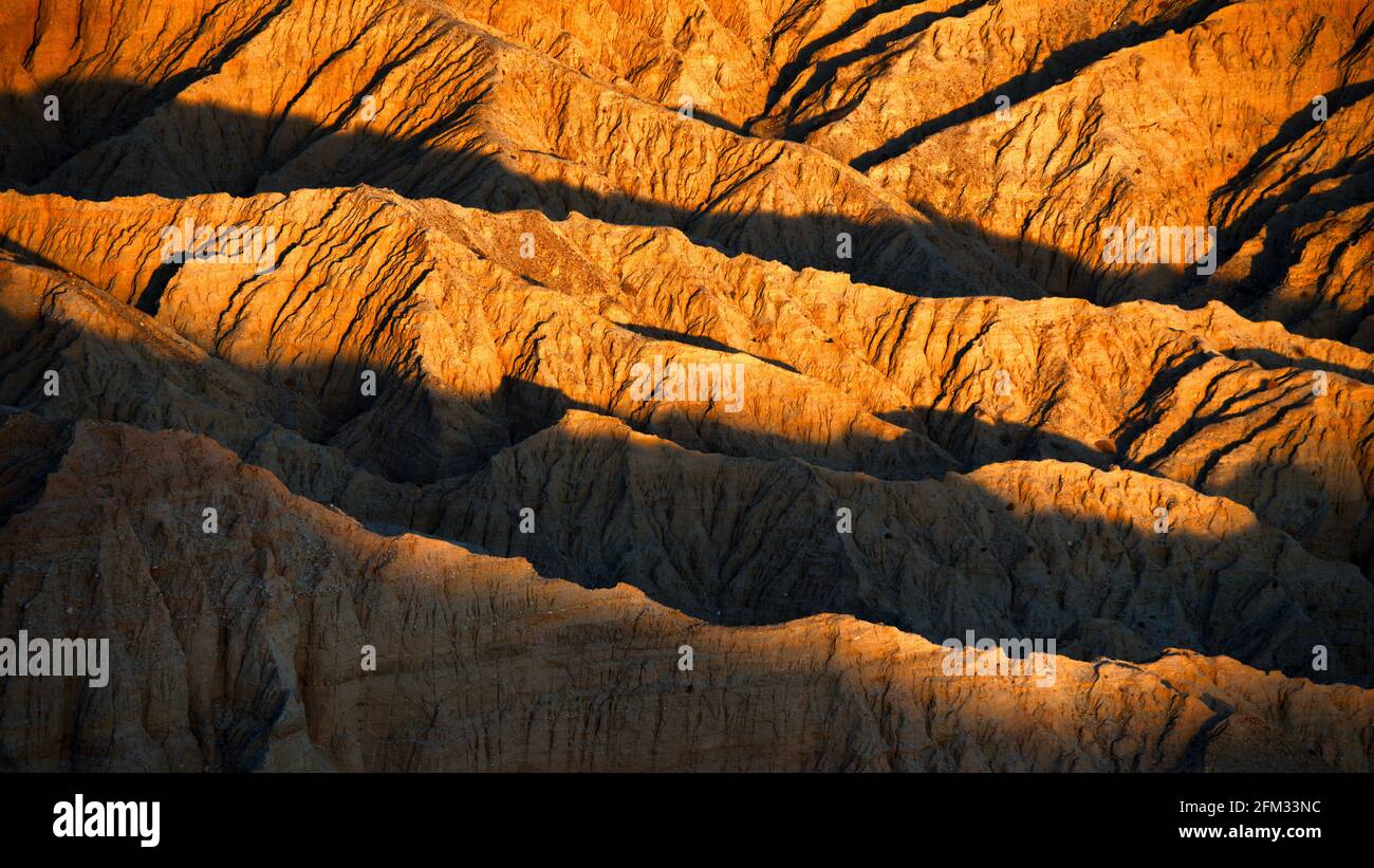 Vue rapprochée des crêtes de montagne au coucher du soleil, font's point, parc national du désert d'Anza-Borrego, Californie, États-Unis Banque D'Images