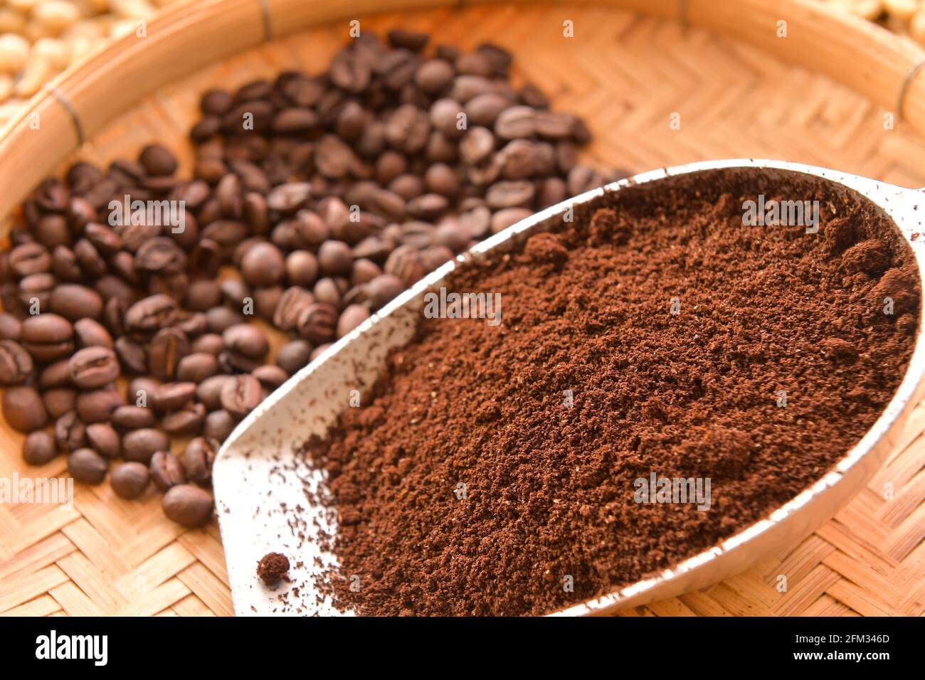 Grains de café torréfiés et café moulu sur un plateau en bambou Banque D'Images