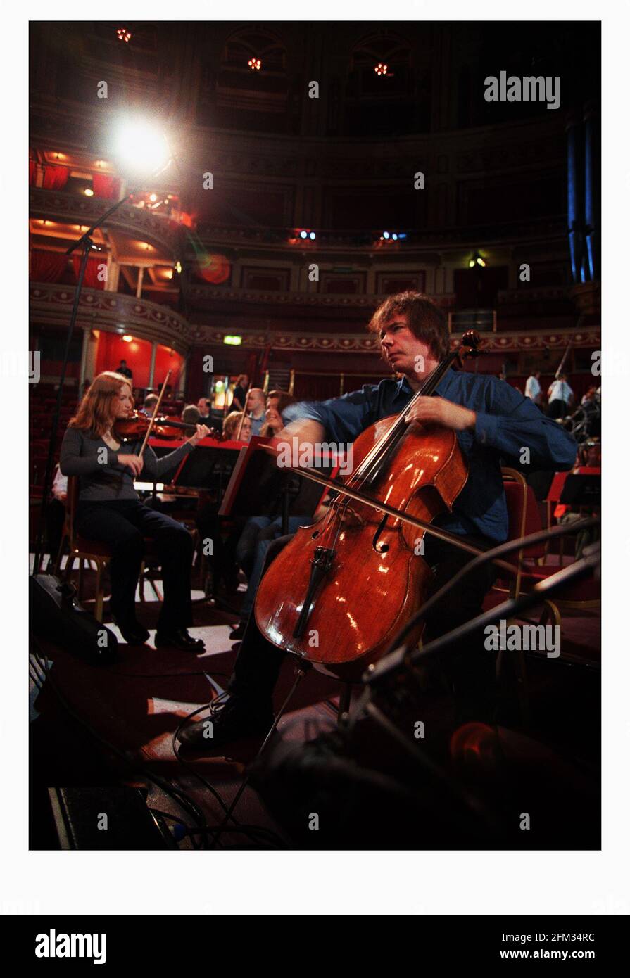 Julian Lloyd Webber avril 2000Julian Lloyd Webber revient sur la scène du concert dans une performance de première mondiale au Royal Albert Hall. Il effectuera un programme qui comprend le premier ministre du compositeur Karl Jenkins Banque D'Images