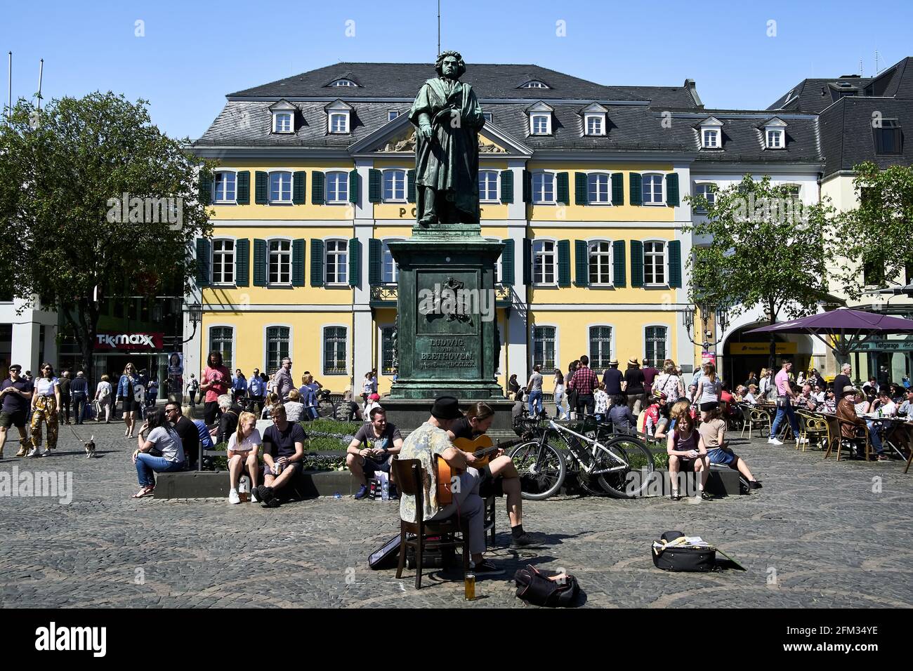 2 musiciens de rue jouant des guitares à une foule en face du monument Beethoven à Münsterplatz, Bonn, Allemagne Banque D'Images
