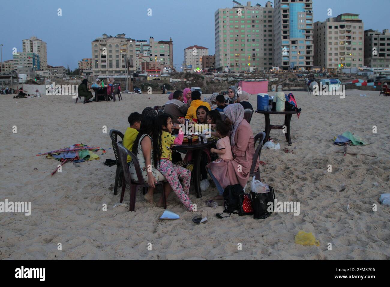 Gaza. 5 mai 2021. Les Palestiniens ont iftar au bord de la mer pendant le mois Saint du Ramadan à Gaza, le 5 mai 2021. Credit: Rizek Abdeljawad/Xinhua/Alamy Live News Banque D'Images