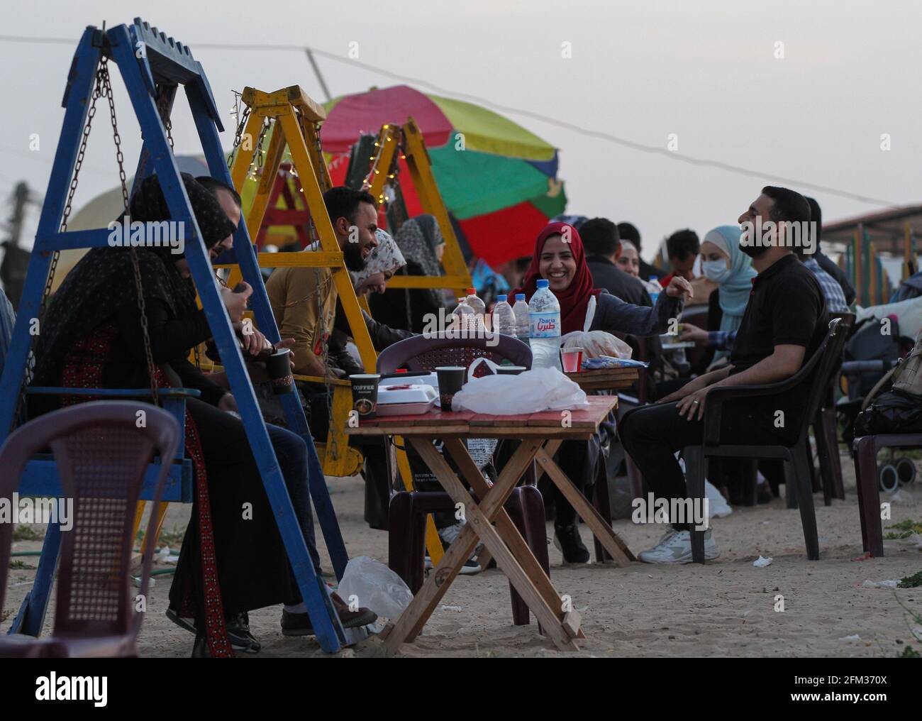 Gaza. 5 mai 2021. Les Palestiniens ont iftar au bord de la mer pendant le mois Saint du Ramadan à Gaza, le 5 mai 2021. Credit: Rizek Abdeljawad/Xinhua/Alamy Live News Banque D'Images