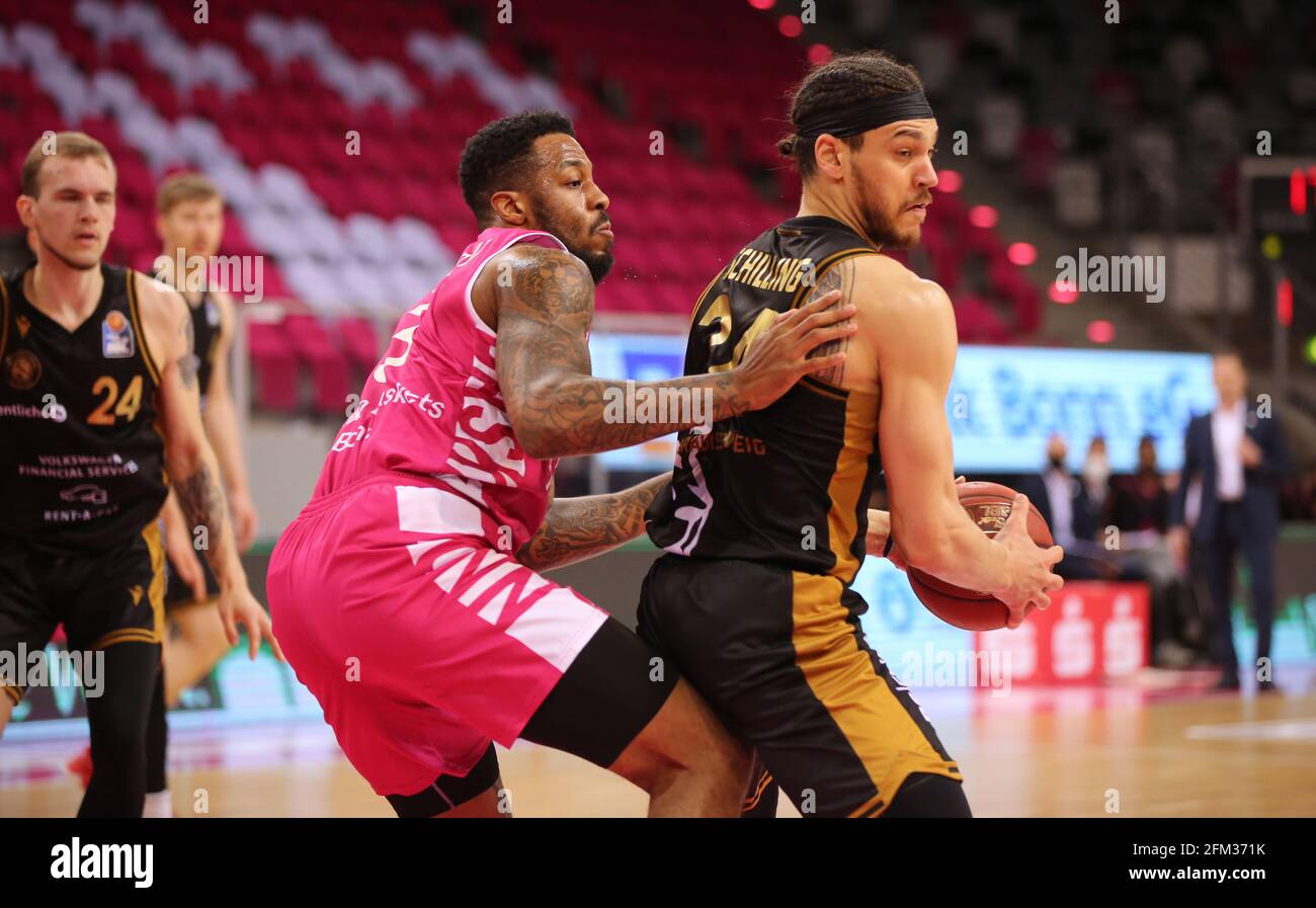 Bonn, Allemagne. 05e mai 2021. Telekom Dome, Basketball Bundesliga, Telekom paniers Bonn vs Loewen Braunschweig: James Thompson IV (Bonn) und Gavin Schilling (Braunschweig) bataille pour le ballon. Crédit : Juergen Schwarz/Alay Live News Banque D'Images