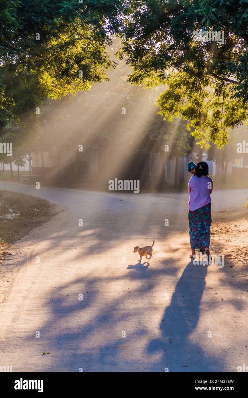 Bagan Myanmar 8 Decembre 16 Femme Avec Un Bebe Sur Une Route Dans Le Village De Nyaung U A Bagan Photo Stock Alamy