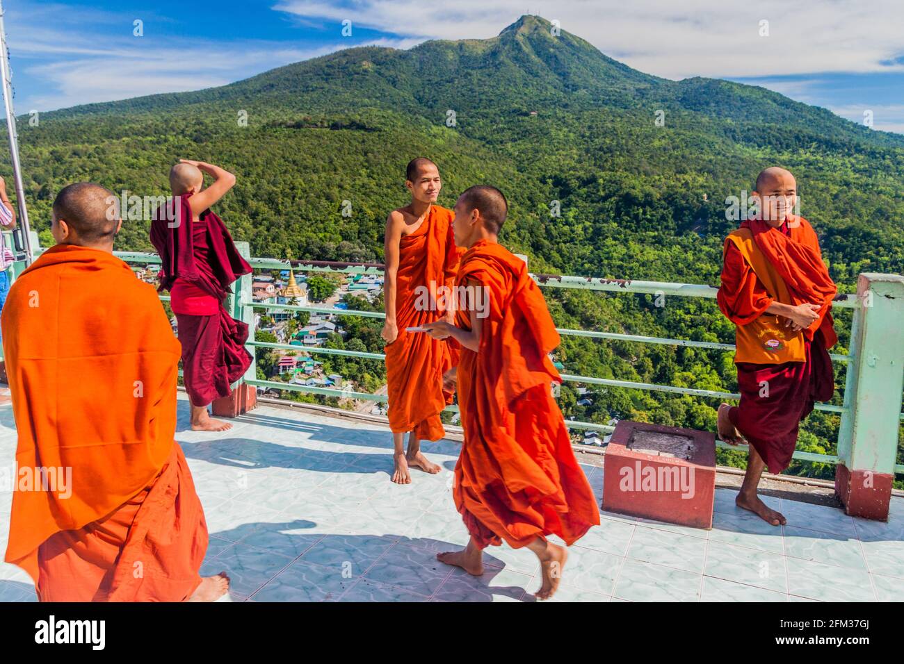 Mt POPA, MYANMAR - 8 DÉCEMBRE 2016 : jeunes moines bouddhistes au temple de Mt Popa, Myanmar Banque D'Images