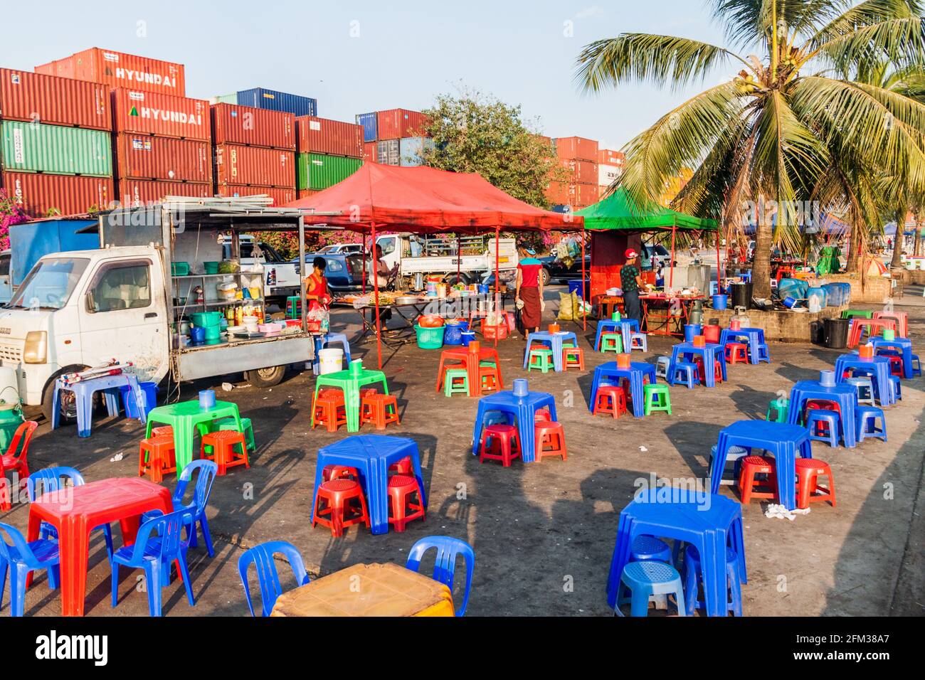 YANGON, MYANMAR - 15 DÉCEMBRE 2016 : stands de nourriture de rue dans le port de Botateung à Yangon. Banque D'Images
