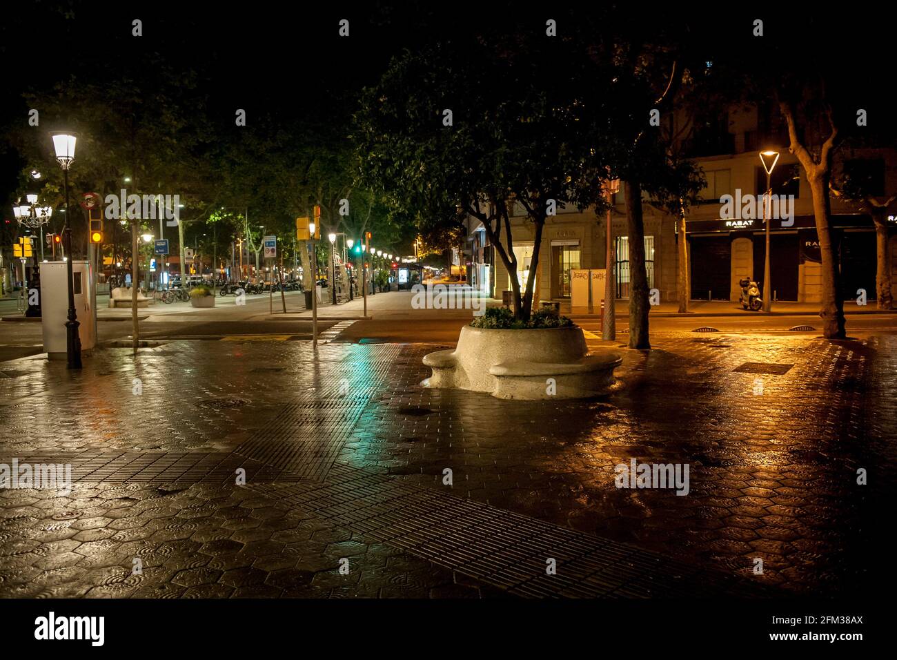 Vide de la rue Passeig de Gracia à Barcelone pendant le couvre-feu de nuit imposé pour contenir la propagation du coronavirus. Coïncidant avec la fin de l'état d'alarme à partir du dimanche prochain, le 9 mai, il y aura de nouveau la liberté de la mobilité de nuit sur l'ensemble du territoire catalan. Banque D'Images