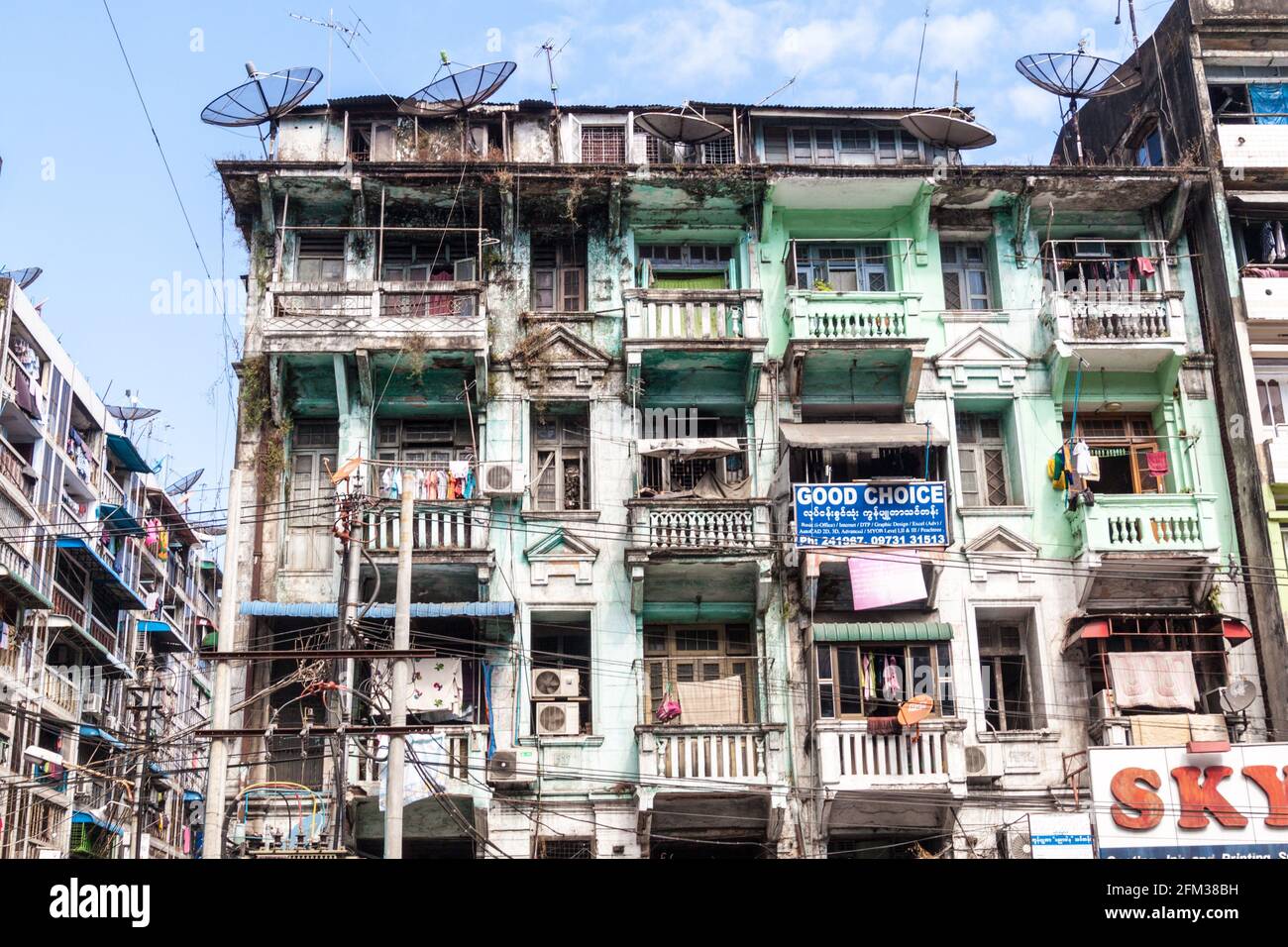YANGON, MYANMAR - 16 DÉCEMBRE 2016 : ancien bâtiment en ruines à Yangon. Banque D'Images