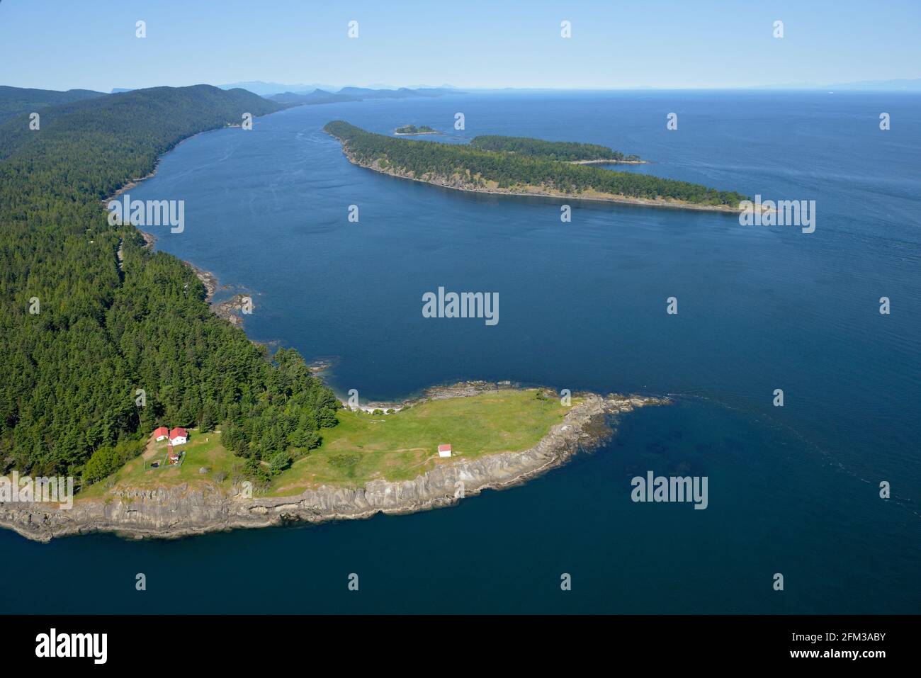 East point sur l'île Saturna avec l'île Cabbage et l'île Tumbo en arrière-plan, la réserve de parc national du Canada des îles Gulf, l'île Saturna. BRI Banque D'Images