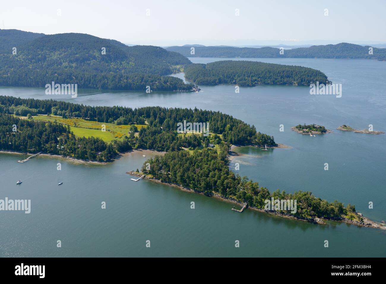 Photo aérienne des maisons de Winter Cove, sur l'île Saturna. Colombie-Britannique, Canada. Banque D'Images