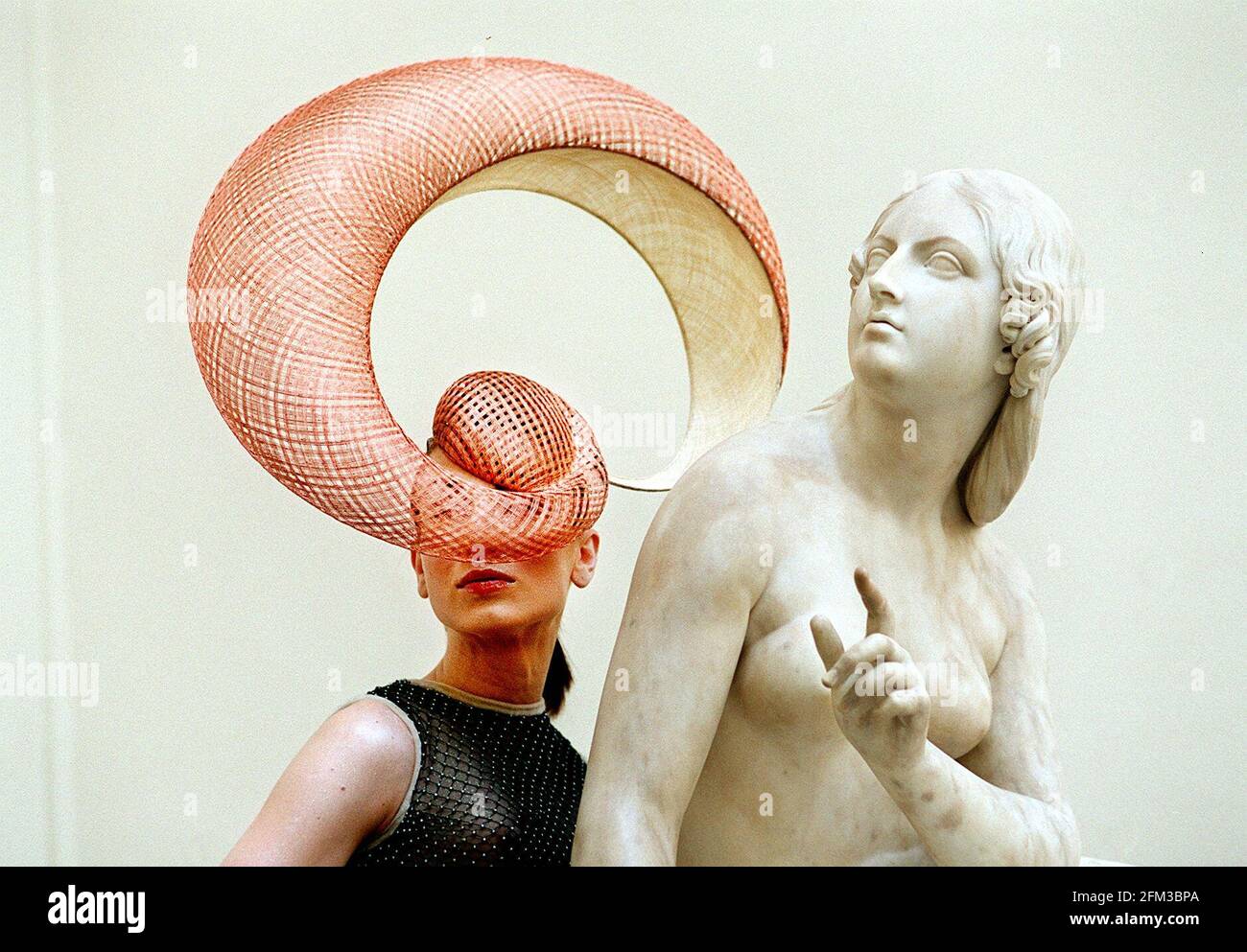 Exposition de mode en mouvement au V et A Mai 1999Alla Samarina porte un chapeau de cuivre Helta-Skelta de Philip Tracey L'exposition marque également le 100e anniversaire du musée Banque D'Images