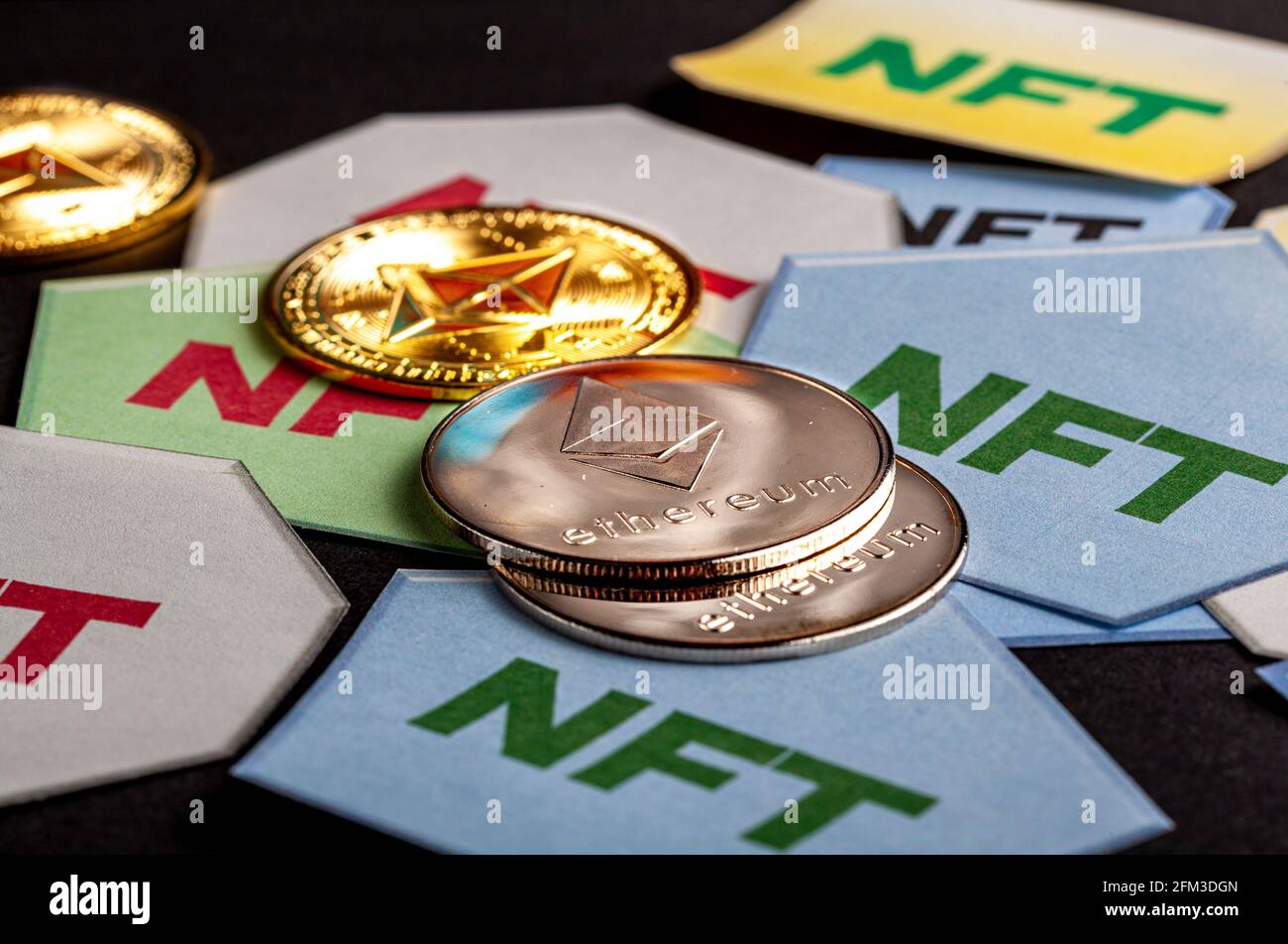 Une image conceptuelle pour investir dans des jetons non fongibles (NFT) par le biais de la blockchain Ethereum. Ce sont des articles numériques rares qui sont échangés en ligne. Sh. Image Banque D'Images